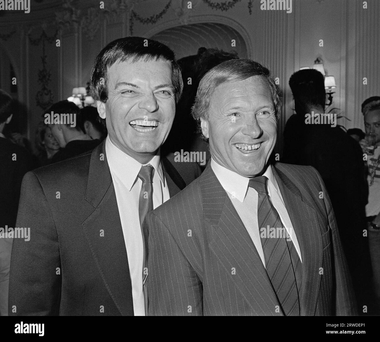 LONDON, GROSSBRITANNIEN. 3. September 1986: Radio- und Fernsehstars Tony Blackburn und David Hamilton auf einer Party in London. Datei Foto © Paul Smith/Featureflash Stockfoto