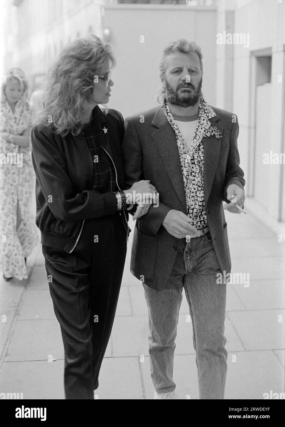 LONDON, GROSSBRITANNIEN. 1986. September: Die ehemalige Beatle Ringo Starr und ihre Frau Barbara Bach nehmen an einer Charity-Fashion-Veranstaltung in London Teil. Datei Foto © Paul Smith/Featureflash Stockfoto