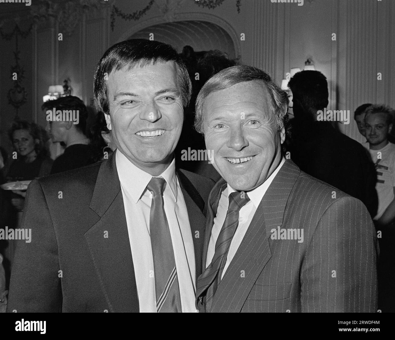 LONDON, GROSSBRITANNIEN. 3. September 1986: Radio- und Fernsehstars Tony Blackburn und David Hamilton auf einer Party in London. Datei Foto © Paul Smith/Featureflash Stockfoto