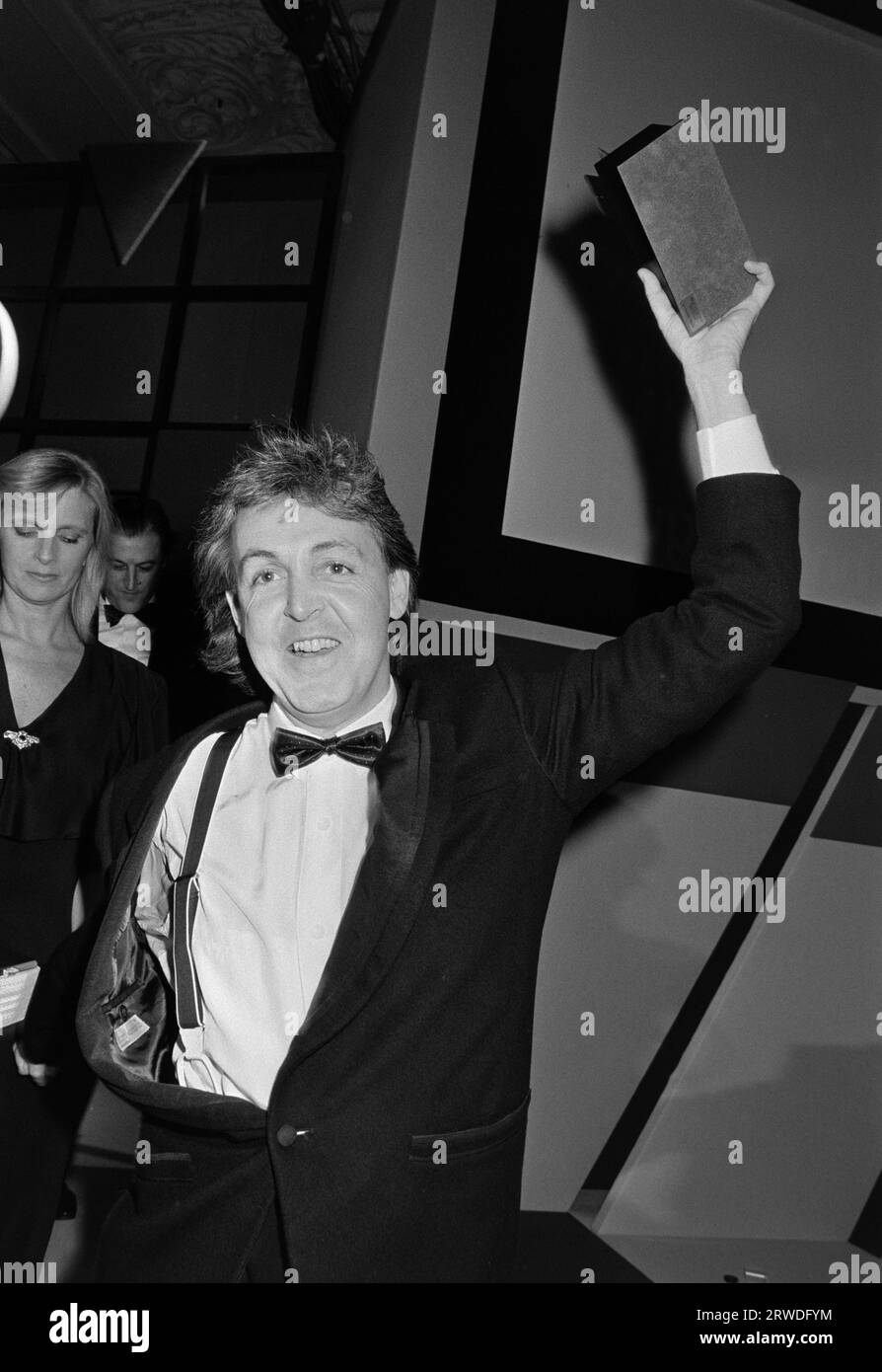 LONDON, GROSSBRITANNIEN. 16. Oktober 1986: Paul McCartney und Ehefrau Linda McCartney bei den British Video Awards in London. Datei Foto © Paul Smith/Featureflash Stockfoto