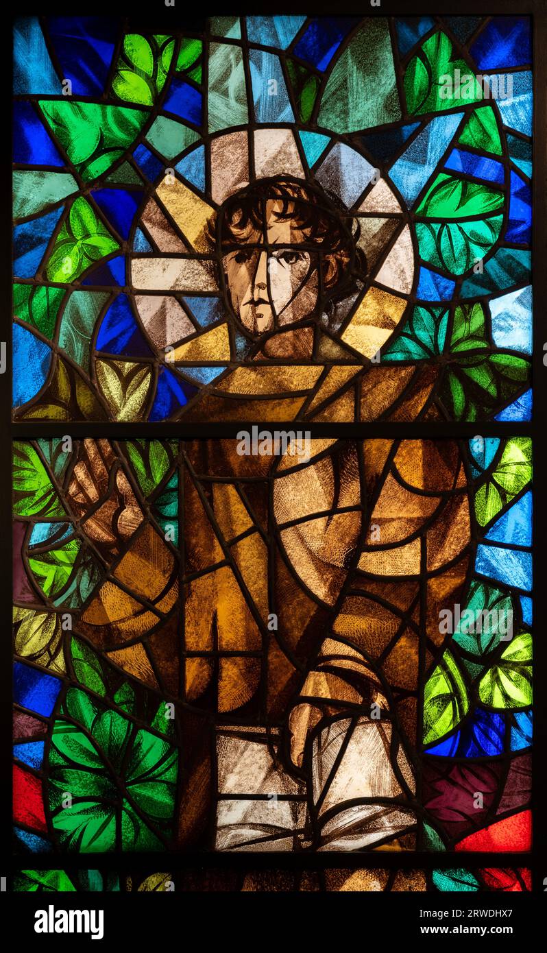 Der Heilige Antonius von Padua (von Lissabon). Buntglasfenster von Luis Filipe de Abreu. Casa-Museu Medeiros e Almeida, Lissabon, Portugal. Stockfoto
