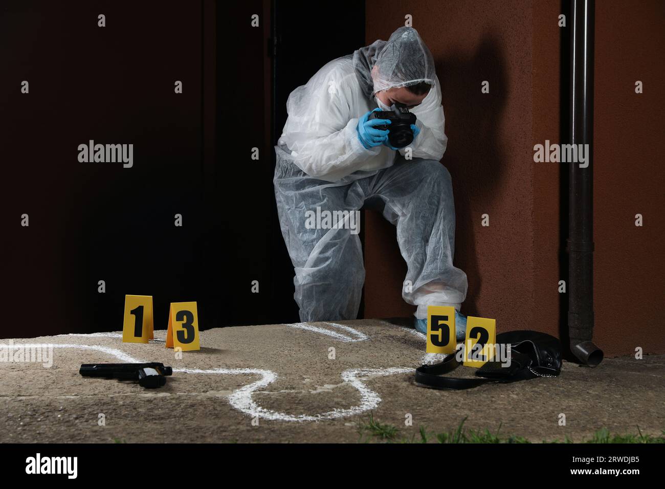 Kriminologe im Schutzanzug am Tatort im Freien. Leerzeichen für Text Stockfoto