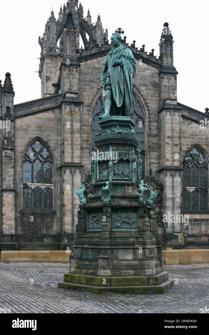 Statue von John Knox vor der Westfassade von St. Giles Cathedral in Edinburgh. Stockfoto