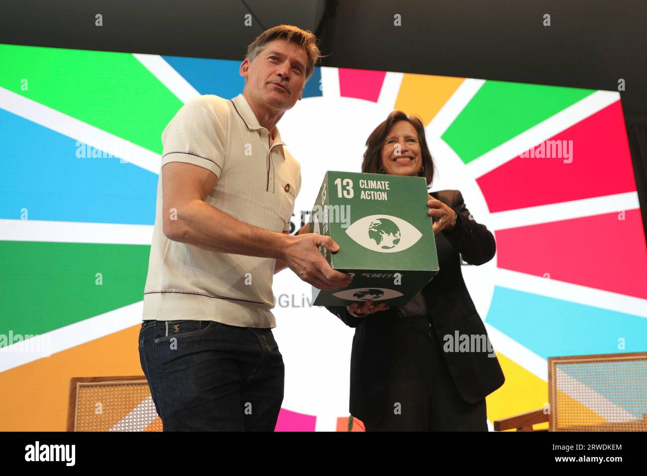 Vereinte Nationen, New York, USA, 18. September 2023: Nikolaj Coster-Waldau, Schauspieler und Produzent zusammen mit Melissa Fleming, Untergeneralsekretärin für Global Communications, während eines Pressers in der SDG Media Zone heute am Hauptsitz der Vereinten Nationen in New York. Foto: Giada Papini Rampelotto/EuropaNewswire Stockfoto