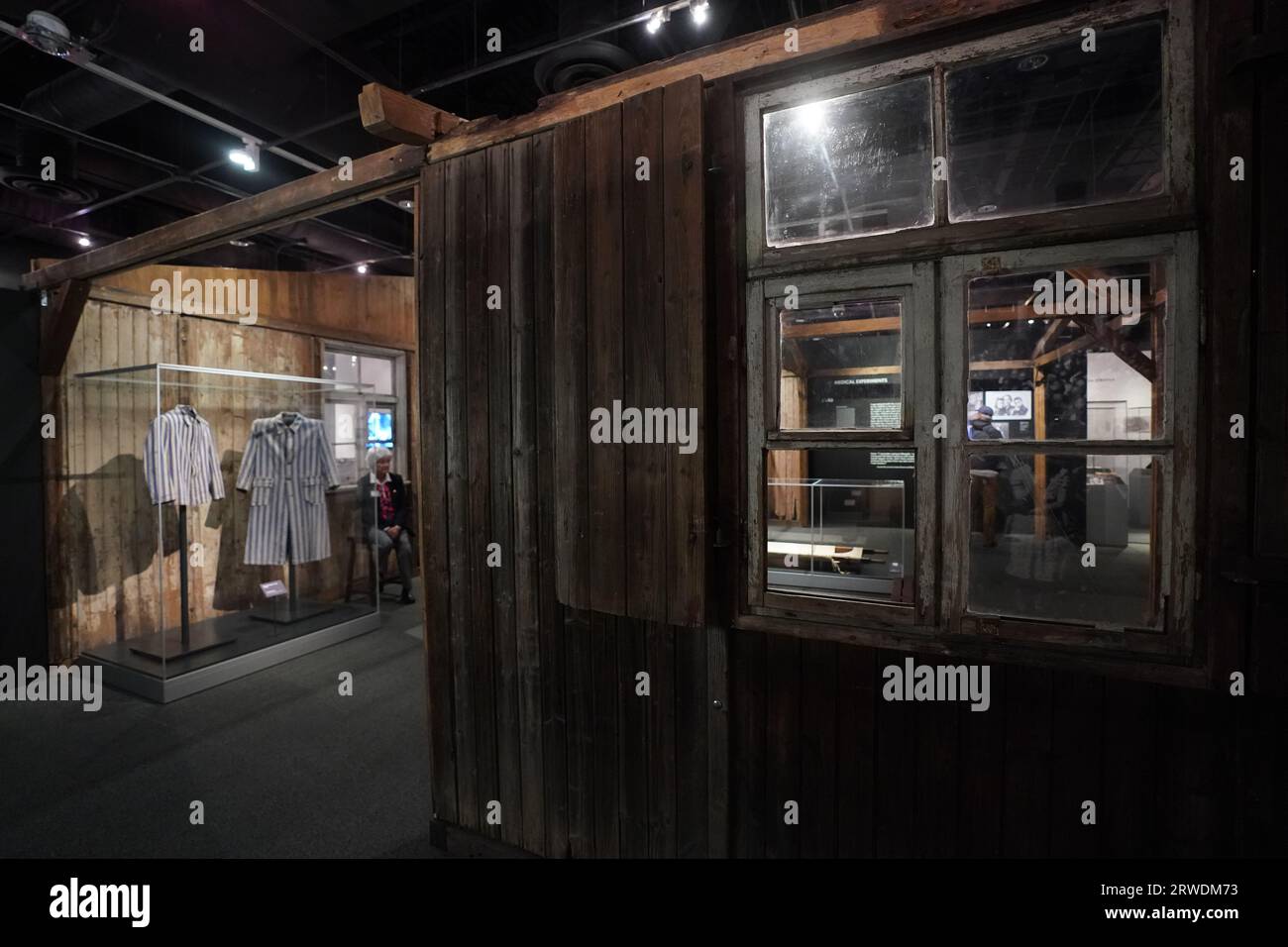 „Auschwitz. Vor nicht allzu langer Zeit. Nicht weit entfernt.“ Ausstellung in der Ronald Reagan Presidential Library. Mehr als 700 originale Objekte von historischem, menschlichem Wert. Stockfoto