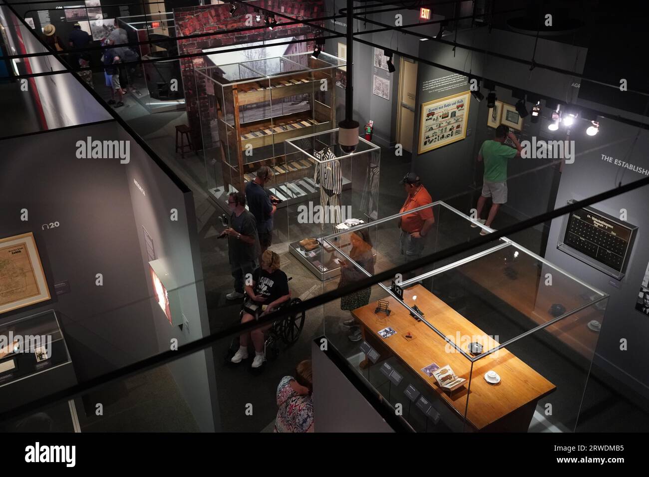 „Auschwitz. Vor nicht allzu langer Zeit. Nicht weit entfernt.“ Ausstellung in der Ronald Reagan Presidential Library. Mehr als 700 originale Objekte von historischem, menschlichem Wert. Stockfoto