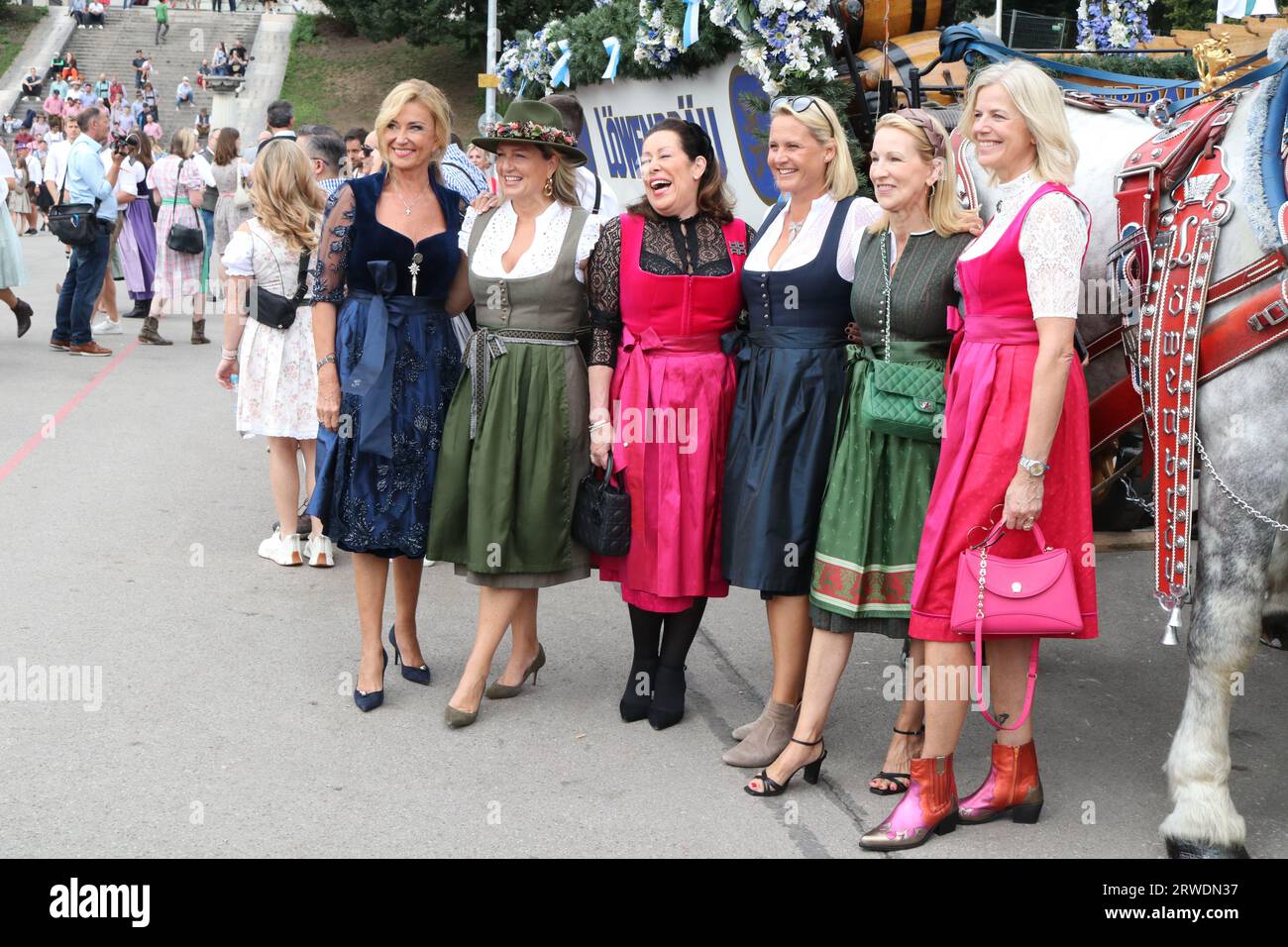 MÜNCHEN, Deutschland, 18. September 2023: Dagmar WOEHRL, Wöhrl, Susanne Kemmler, DAMEN WIESN/DAMEN WIESN 2023 - Powerfrauen, Business- und sozialorientierte Damen sind Gäste der Regine SIXT Einladung während des Bierfestivals in München, Schuetzenfestzelt, Schuetzenfestmarquee. Das Oktoberfest München 188, auch WIESN genannt, am Montag, 18. September in München. Die traditionelle Veranstaltung endet am 3. Oktober Das Oktoberfest ist das größte Volksfest der Welt und zieht jährlich rund sechs Millionen Besucher an. Jedes Jahr brechen neue Rekorde. Bild und Copyright. @ Arthur Thill /ATP-Bild Stockfoto