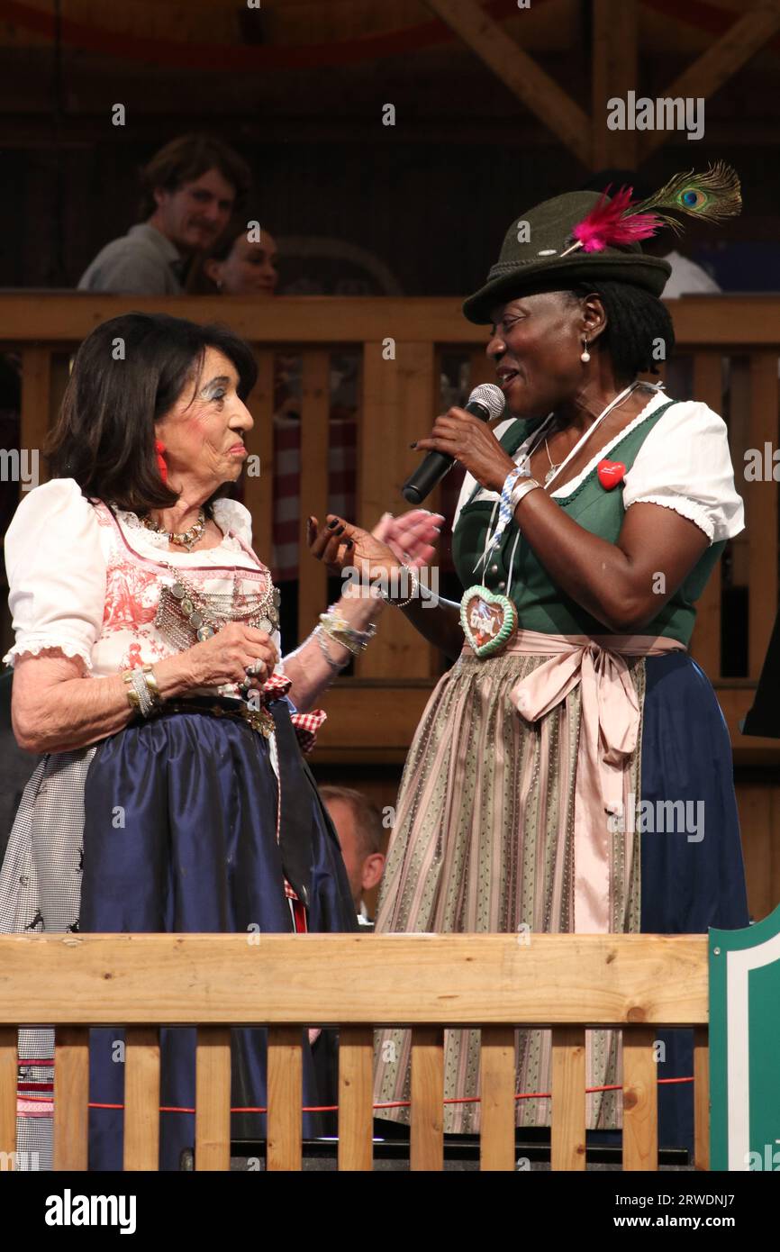 MÜNCHEN, Deutschland, 18. September 2023: Regine SIXT auf der Bühne, mit Auma Obama, Halbschwester von Ex-US-Präsident Barack Obama, DAMEN WIESN/DAMEN WIESN 2023 - Power Women, Business und Social Oriented Ladies sind Gäste der Regine SIXT Einladung während des Bierfestivals in München, Schuetzenfestzelt, Schuetzenfestmarquee. Das Oktoberfest München 188, auch WIESN genannt, am Montag, 18. September in München. Die traditionelle Veranstaltung endet am 3. Oktober Das Oktoberfest ist das größte Volksfest der Welt und zieht jährlich rund sechs Millionen Besucher an. Jedes Jahr brechen neue Rekorde. P Stockfoto