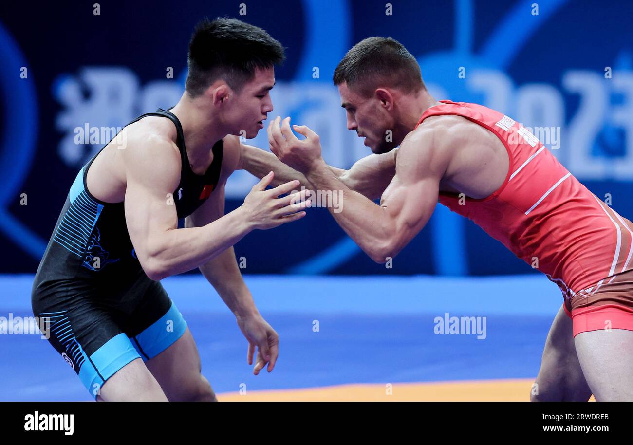 Belgrad. September 2023. Chinas Zou Wanhao (L) und Bulgariens Georgi Valentinov Vangelov konkurrieren während ihres Repechage-Spiels in der Freestyle-Kategorie der Männer mit 57 kg bei den Wrestling-Weltmeisterschaften in Belgrad, Serbien am 18. September 2023. Quelle: Predrag Milosavljevic/Xinhua/Alamy Live News Stockfoto