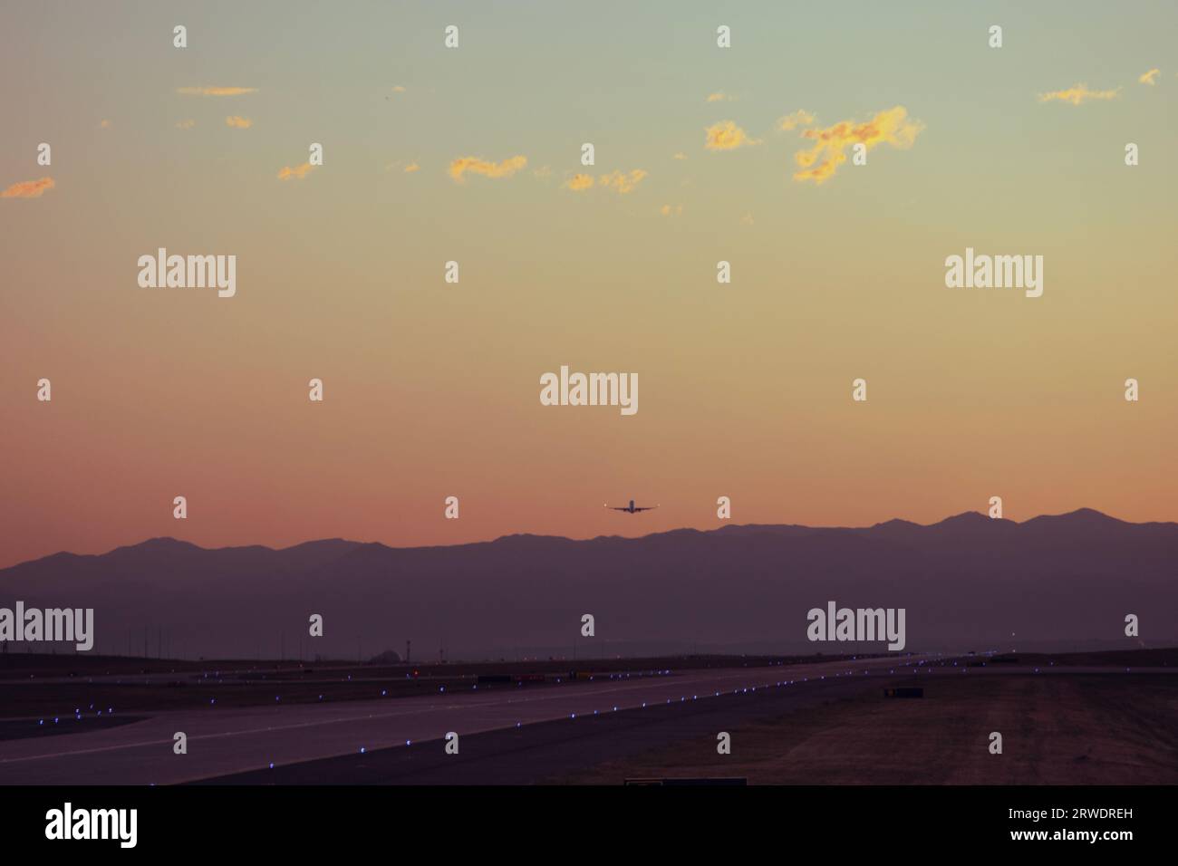 Sonnenuntergang über dem Denver International Airport im September. Stockfoto
