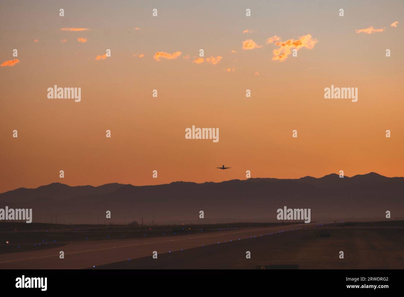 Sonnenuntergang über dem Denver International Airport im September. Stockfoto