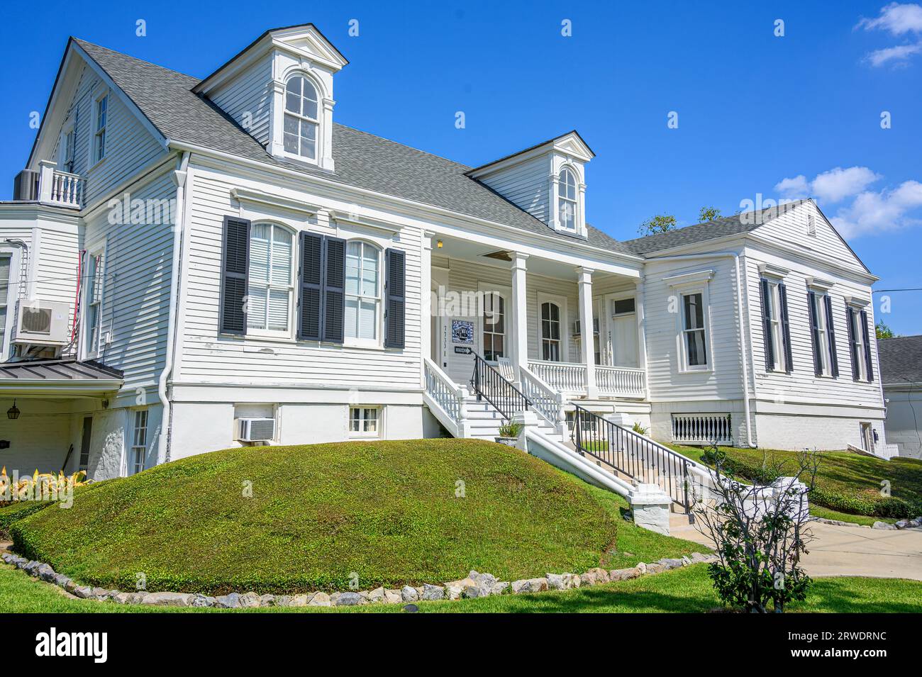 NEW ORLEANS, LA, USA - 15. SEPTEMBER 2023: Historisches Italianate Center Hall Cottage, jetzt Sitz der Desire Title Company in der Maple Street Stockfoto
