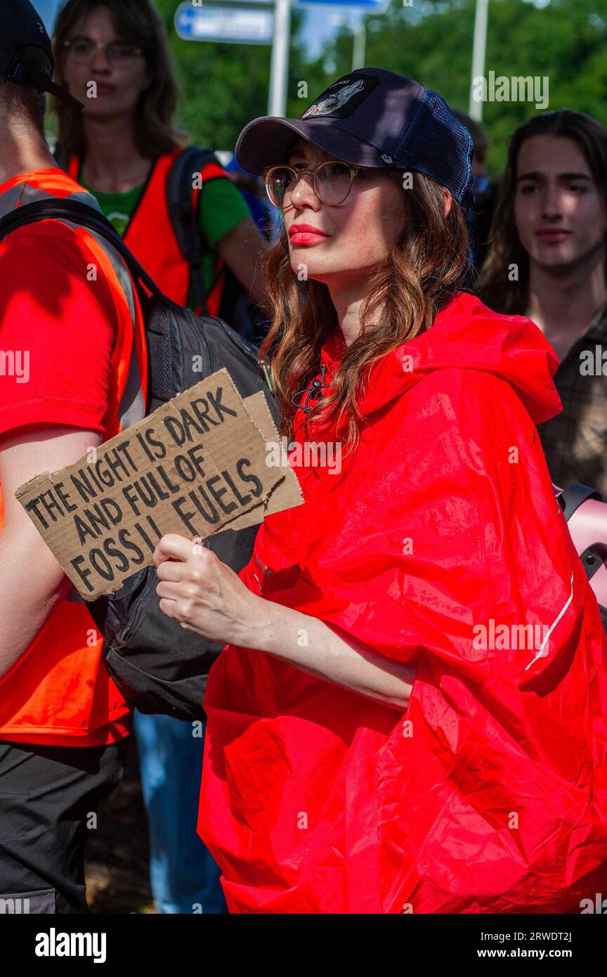 Den Haag, Niederlande. September 2023. Die internationale niederländische Schauspielerin Carice van Houtan aus der amerikanischen Fantasy-Fernsehserie Game of Thrones hält während der A12-Blockade-Demo ein Plakat. Die Extinction Rebellion organisierte am achten Tag in Folge eine Blockade auf der Autobahn A12 in den Haag, trotz eines Verbots der Gemeinde. Die A12-Blockade begann um zwölf Uhr mittags und endete zwei Stunden später. Am ersten Tag der Veranstaltung, letzten Samstag, sahen Tausende von Klimaaktivisten. Die Nummer war heute Nachmittag deutlich geringer. Einige hundert Demonstranten teilten sich in mehrere Stockfoto