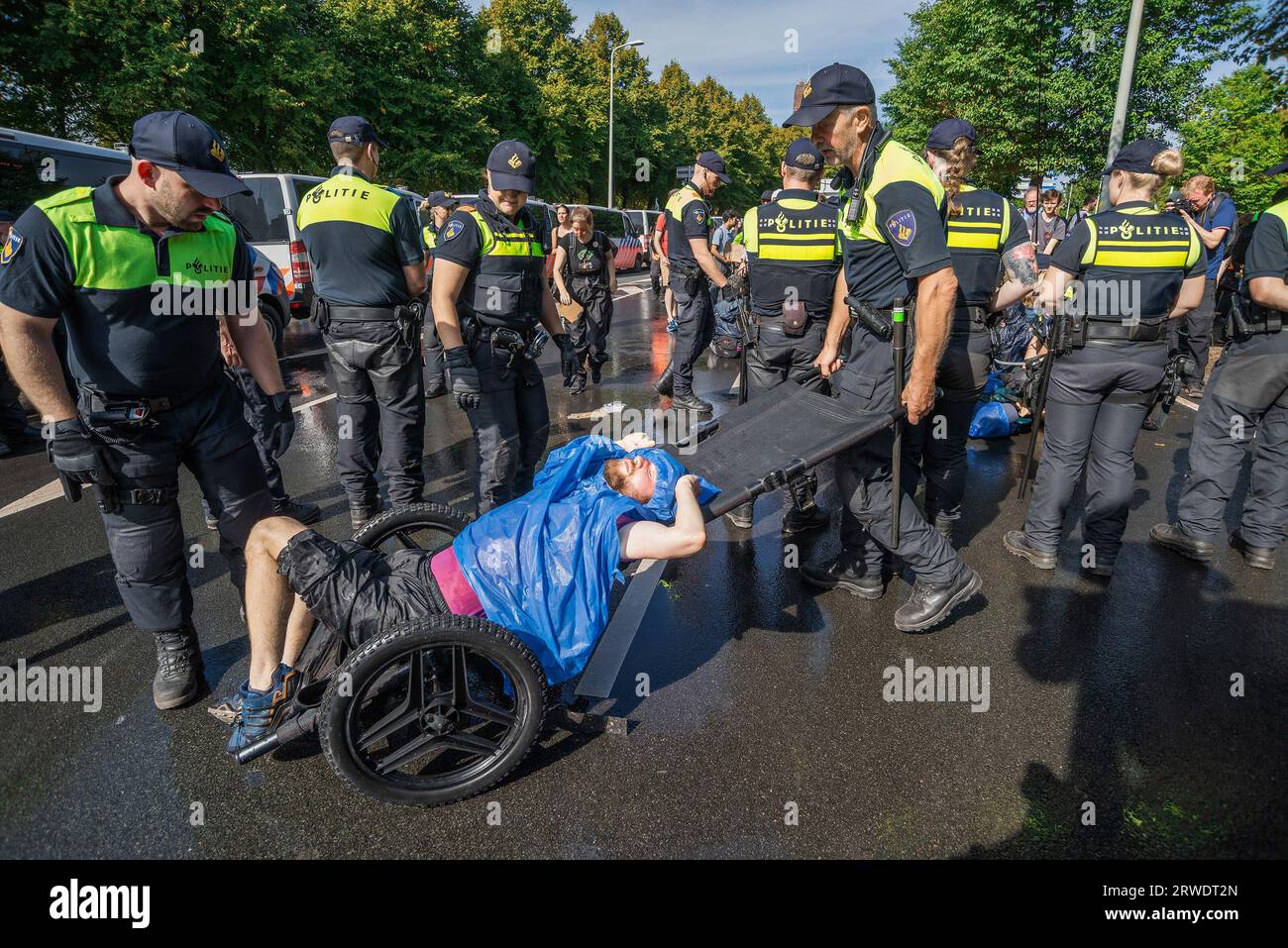Den Haag, Niederlande. September 2023. Einige der 650 Aktivisten der friedlichen Ausrottungsrevolte, die später freigelassen wurden, wurden während der Demonstration gesehen. Die Extinction Rebellion organisierte am achten Tag in Folge eine Blockade auf der Autobahn A12 in den Haag, trotz eines Verbots der Gemeinde. Die A12-Blockade begann um zwölf Uhr mittags und endete zwei Stunden später. Am ersten Tag der Veranstaltung, letzten Samstag, sahen Tausende von Klimaaktivisten. Die Nummer war heute Nachmittag deutlich geringer. Einige hundert Demonstranten teilten sich in mehrere Gruppen entlang der Utrechtsebaan auf. Fast so schnell wie möglich Stockfoto