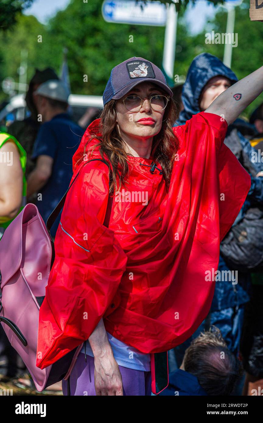 Den Haag, Niederlande. September 2023. Die internationale niederländische Schauspielerin Carice van Houtan aus der amerikanischen Fantasy-Fernsehserie Game of Thrones hält während der A12-Blockade-Demo ein Plakat. Die Extinction Rebellion organisierte am achten Tag in Folge eine Blockade auf der Autobahn A12 in den Haag, trotz eines Verbots der Gemeinde. Die A12-Blockade begann um zwölf Uhr mittags und endete zwei Stunden später. Am ersten Tag der Veranstaltung, letzten Samstag, sahen Tausende von Klimaaktivisten. Die Nummer war heute Nachmittag deutlich geringer. Einige hundert Demonstranten teilten sich in mehrere Stockfoto