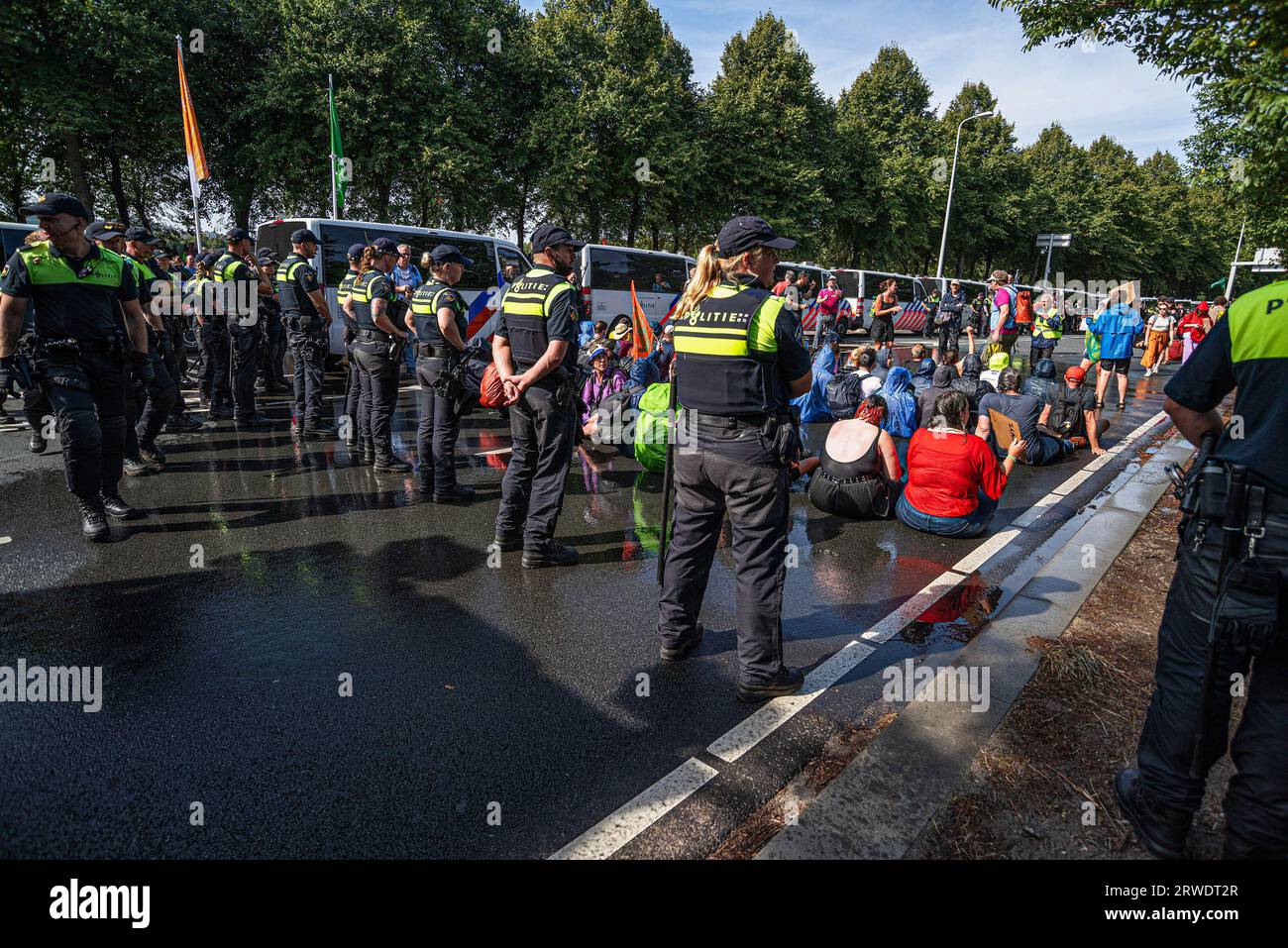 Den Haag, Niederlande. September 2023. Einige der 650 Aktivisten der friedlichen Ausrottungsrevolte, die später freigelassen wurden, wurden während der Demonstration gesehen. Die Extinction Rebellion organisierte am achten Tag in Folge eine Blockade auf der Autobahn A12 in den Haag, trotz eines Verbots der Gemeinde. Die A12-Blockade begann um zwölf Uhr mittags und endete zwei Stunden später. Am ersten Tag der Veranstaltung, letzten Samstag, sahen Tausende von Klimaaktivisten. Die Nummer war heute Nachmittag deutlich geringer. Einige hundert Demonstranten teilten sich in mehrere Gruppen entlang der Utrechtsebaan auf. Fast so schnell wie möglich Stockfoto