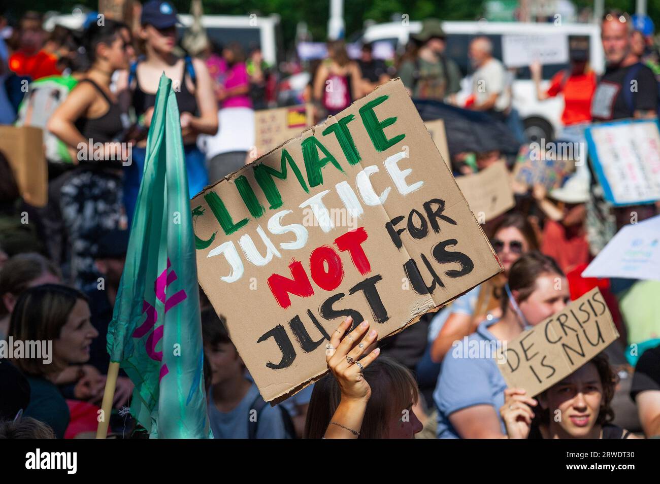 Den Haag, Niederlande. September 2023. Aktivisten der Extinction Rebellion halten während der gewaltfreien Sitzdemonstration Plakate. Die Extinction Rebellion organisierte am achten Tag in Folge eine Blockade auf der Autobahn A12 in den Haag, trotz eines Verbots der Gemeinde. Die A12-Blockade begann um zwölf Uhr mittags und endete zwei Stunden später. Am ersten Tag der Veranstaltung, letzten Samstag, sahen Tausende von Klimaaktivisten. Die Nummer war heute Nachmittag deutlich geringer. Einige hundert Demonstranten teilten sich in mehrere Gruppen entlang der Utrechtsebaan auf. Fast, sobald es anstarrte, du Stockfoto