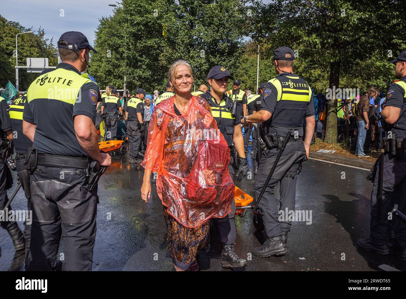 Den Haag, Niederlande. September 2023. Einige der 650 Aktivisten der friedlichen Ausrottungsrevolte, die später freigelassen wurden, wurden während der Demonstration gesehen. Die Extinction Rebellion organisierte am achten Tag in Folge eine Blockade auf der Autobahn A12 in den Haag, trotz eines Verbots der Gemeinde. Die A12-Blockade begann um zwölf Uhr mittags und endete zwei Stunden später. Am ersten Tag der Veranstaltung, letzten Samstag, sahen Tausende von Klimaaktivisten. Die Nummer war heute Nachmittag deutlich geringer. Einige hundert Demonstranten teilten sich in mehrere Gruppen entlang der Utrechtsebaan auf. Fast so schnell wie möglich Stockfoto