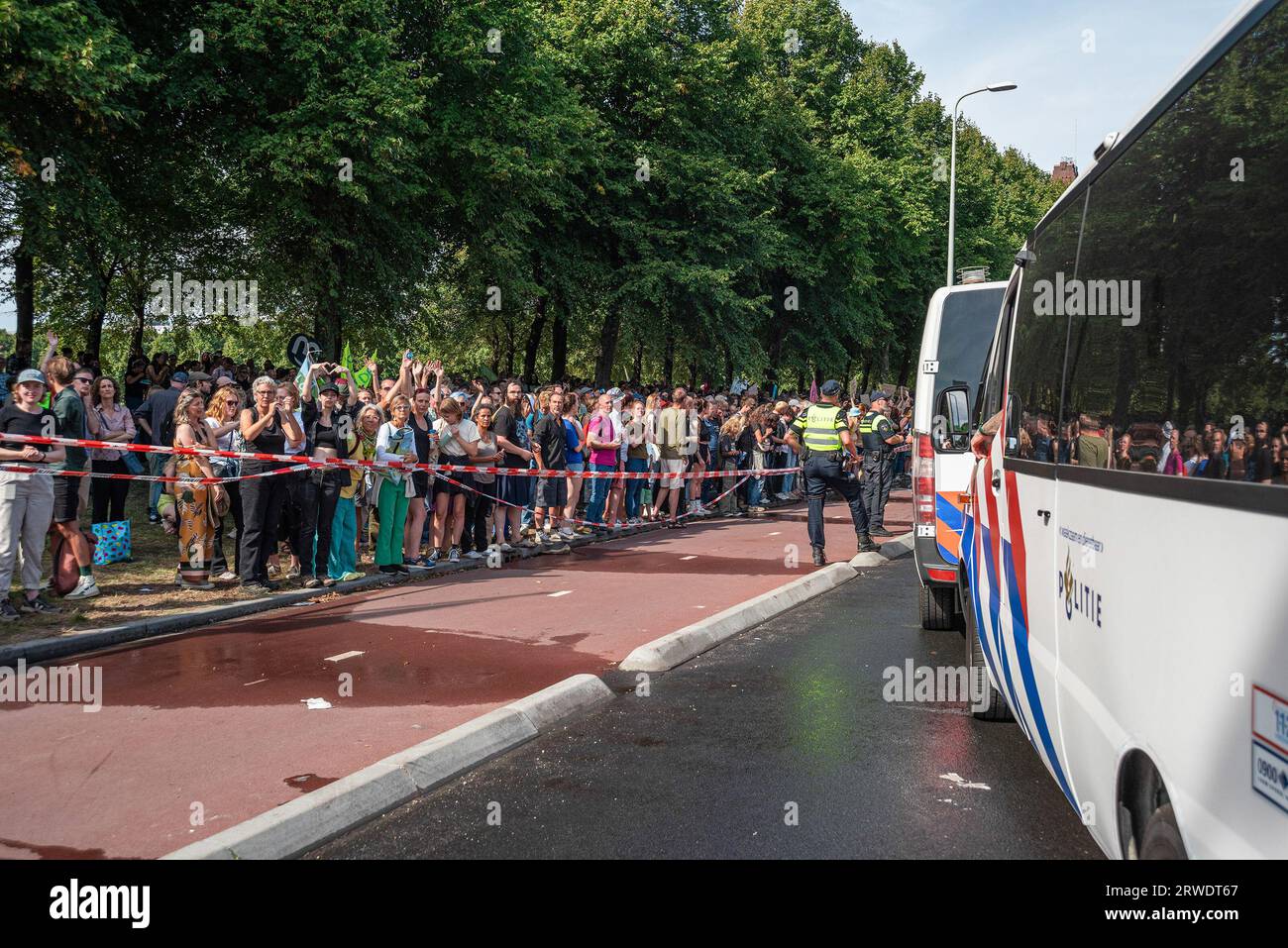 Den Haag, Niederlande. September 2023. Einige der Aktivisten der friedlichen Ausrottungsbewegung 650 werden während der Demonstration mit dem Bus zum ADO-Fußballstadion gefahren. Die Extinction Rebellion organisierte am achten Tag in Folge eine Blockade auf der Autobahn A12 in den Haag, trotz eines Verbots der Gemeinde. Die A12-Blockade begann um zwölf Uhr mittags und endete zwei Stunden später. Am ersten Tag der Veranstaltung, letzten Samstag, sahen Tausende von Klimaaktivisten. Die Nummer war heute Nachmittag deutlich geringer. Einige hundert Demonstranten teilten sich in mehrere Gruppen entlang des Utrechtsebs auf Stockfoto