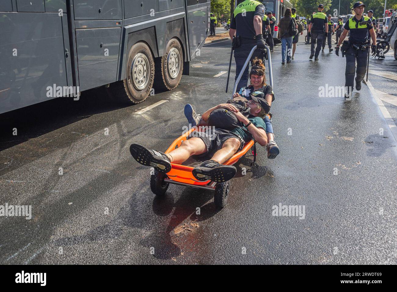 Den Haag, Niederlande. September 2023. Einige der 650 Aktivisten der friedlichen Ausrottungsrevolte, die später freigelassen wurden, wurden während der Demonstration gesehen. Die Extinction Rebellion organisierte am achten Tag in Folge eine Blockade auf der Autobahn A12 in den Haag, trotz eines Verbots der Gemeinde. Die A12-Blockade begann um zwölf Uhr mittags und endete zwei Stunden später. Am ersten Tag der Veranstaltung, letzten Samstag, sahen Tausende von Klimaaktivisten. Die Nummer war heute Nachmittag deutlich geringer. Einige hundert Demonstranten teilten sich in mehrere Gruppen entlang der Utrechtsebaan auf. Fast so schnell wie möglich Stockfoto