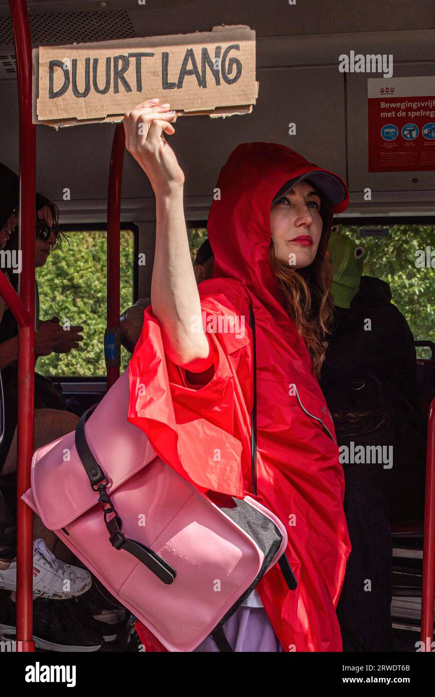 Den Haag, Niederlande. September 2023. Die internationale niederländische Schauspielerin Carice van Houtan aus der amerikanischen Fantasy-Fernsehserie Game of Thrones hält während der A12-Blockade-Demo ein Plakat. Die Extinction Rebellion organisierte am achten Tag in Folge eine Blockade auf der Autobahn A12 in den Haag, trotz eines Verbots der Gemeinde. Die A12-Blockade begann um zwölf Uhr mittags und endete zwei Stunden später. Am ersten Tag der Veranstaltung, letzten Samstag, sahen Tausende von Klimaaktivisten. Die Nummer war heute Nachmittag deutlich geringer. Einige hundert Demonstranten teilten sich in mehrere Stockfoto