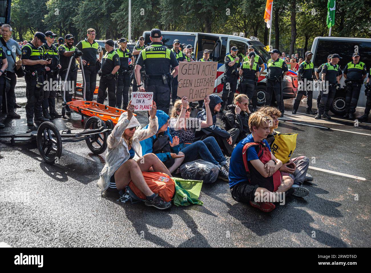 Den Haag, Niederlande. September 2023. Aktivisten der Extinction Rebellion halten während der gewaltfreien Sitzdemonstration Plakate. Die Extinction Rebellion organisierte am achten Tag in Folge eine Blockade auf der Autobahn A12 in den Haag, trotz eines Verbots der Gemeinde. Die A12-Blockade begann um zwölf Uhr mittags und endete zwei Stunden später. Am ersten Tag der Veranstaltung, letzten Samstag, sahen Tausende von Klimaaktivisten. Die Nummer war heute Nachmittag deutlich geringer. Einige hundert Demonstranten teilten sich in mehrere Gruppen entlang der Utrechtsebaan auf. Fast, sobald es anstarrte, du Stockfoto