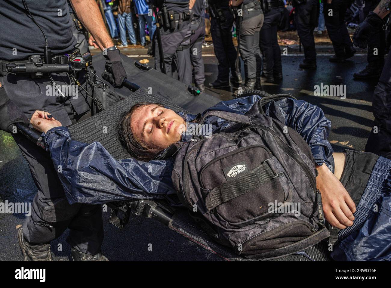 Den Haag, Niederlande. September 2023. Einige der 650 Aktivisten der friedlichen Ausrottungsrevolte, die später freigelassen wurden, wurden während der Demonstration gesehen. Die Extinction Rebellion organisierte am achten Tag in Folge eine Blockade auf der Autobahn A12 in den Haag, trotz eines Verbots der Gemeinde. Die A12-Blockade begann um zwölf Uhr mittags und endete zwei Stunden später. Am ersten Tag der Veranstaltung, letzten Samstag, sahen Tausende von Klimaaktivisten. Die Nummer war heute Nachmittag deutlich geringer. Einige hundert Demonstranten teilten sich in mehrere Gruppen entlang der Utrechtsebaan auf. Fast so schnell wie möglich Stockfoto