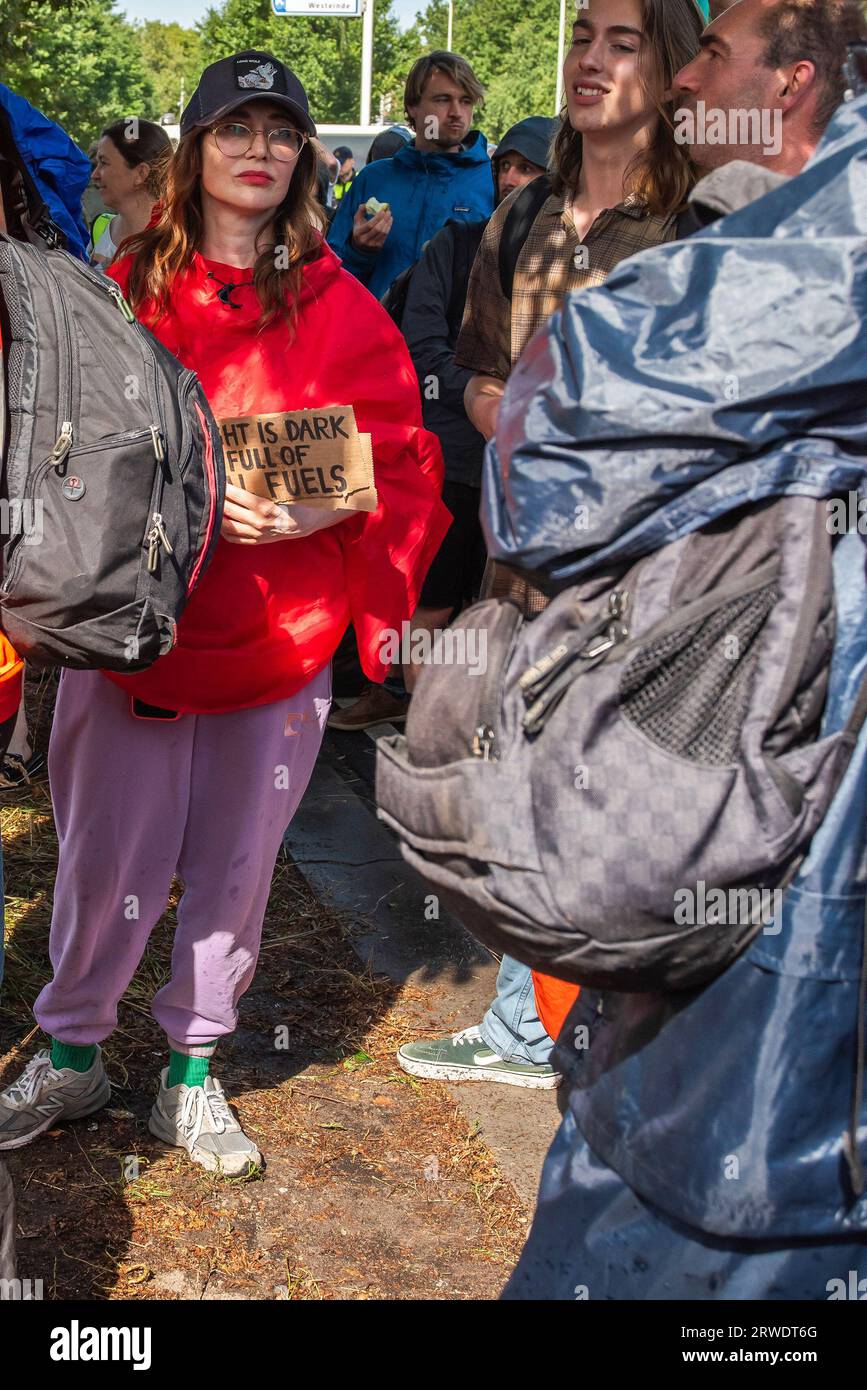 Den Haag, Niederlande. September 2023. Die internationale niederländische Schauspielerin Carice van Houtan aus der amerikanischen Fantasy-Fernsehserie Game of Thrones hält während der A12-Blockade-Demo ein Plakat. Die Extinction Rebellion organisierte am achten Tag in Folge eine Blockade auf der Autobahn A12 in den Haag, trotz eines Verbots der Gemeinde. Die A12-Blockade begann um zwölf Uhr mittags und endete zwei Stunden später. Am ersten Tag der Veranstaltung, letzten Samstag, sahen Tausende von Klimaaktivisten. Die Nummer war heute Nachmittag deutlich geringer. Einige hundert Demonstranten teilten sich in mehrere Stockfoto