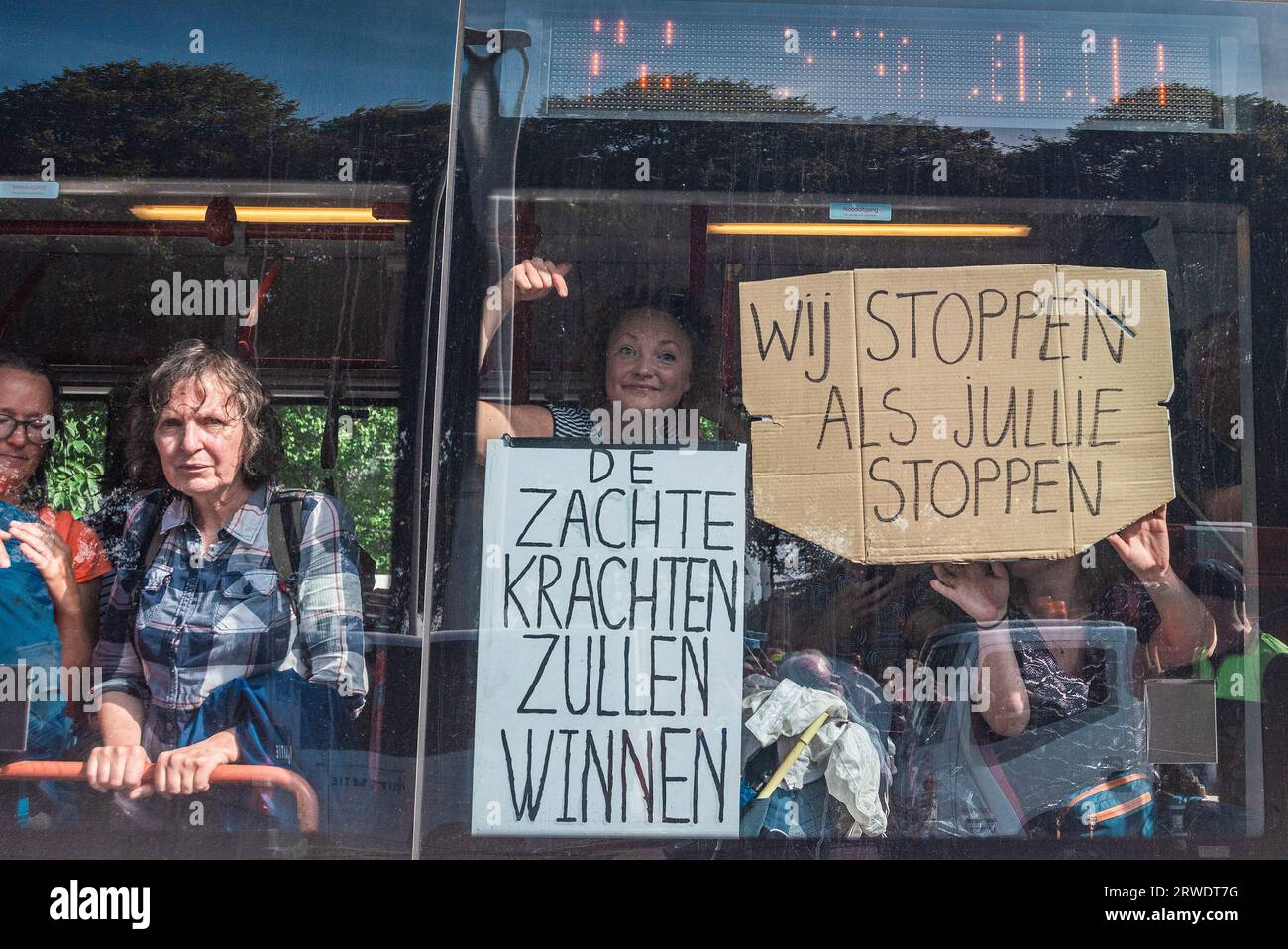 Den Haag, Niederlande. September 2023. Einige der Aktivisten der friedlichen Ausrottungsbewegung 650 werden während der Demonstration mit dem Bus zum ADO-Fußballstadion gefahren. Die Extinction Rebellion organisierte am achten Tag in Folge eine Blockade auf der Autobahn A12 in den Haag, trotz eines Verbots der Gemeinde. Die A12-Blockade begann um zwölf Uhr mittags und endete zwei Stunden später. Am ersten Tag der Veranstaltung, letzten Samstag, sahen Tausende von Klimaaktivisten. Die Nummer war heute Nachmittag deutlich geringer. Einige hundert Demonstranten teilten sich in mehrere Gruppen entlang des Utrechtsebs auf Stockfoto