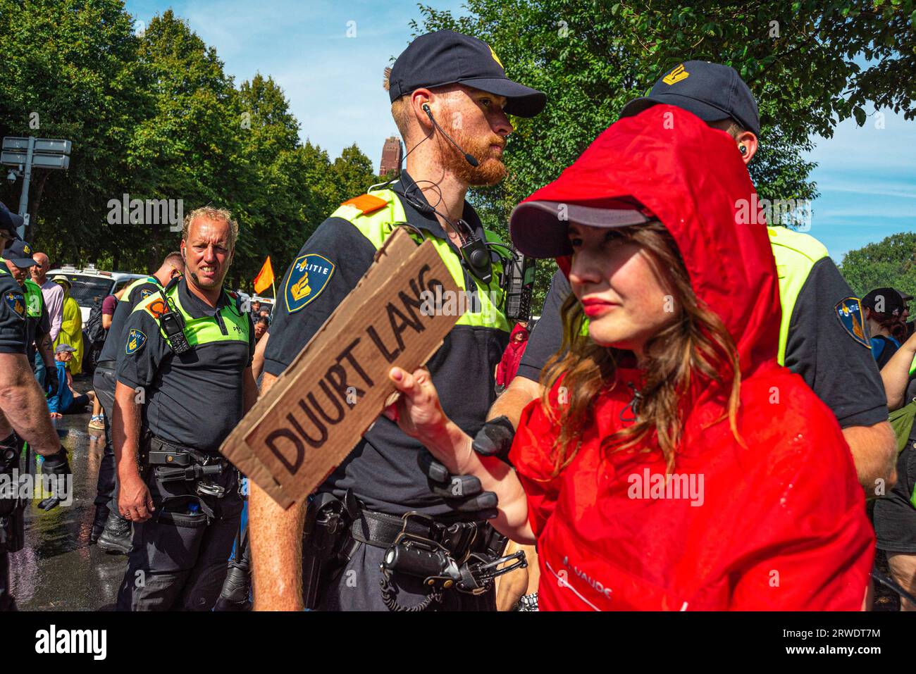 Den Haag, Niederlande. September 2023. Die internationale niederländische Schauspielerin Carice van Houtan aus der amerikanischen Fantasy-Fernsehserie Game of Thrones hält während der A12-Blockade-Demo ein Plakat. Die Extinction Rebellion organisierte am achten Tag in Folge eine Blockade auf der Autobahn A12 in den Haag, trotz eines Verbots der Gemeinde. Die A12-Blockade begann um zwölf Uhr mittags und endete zwei Stunden später. Am ersten Tag der Veranstaltung, letzten Samstag, sahen Tausende von Klimaaktivisten. Die Nummer war heute Nachmittag deutlich geringer. Einige hundert Demonstranten teilten sich in mehrere Stockfoto