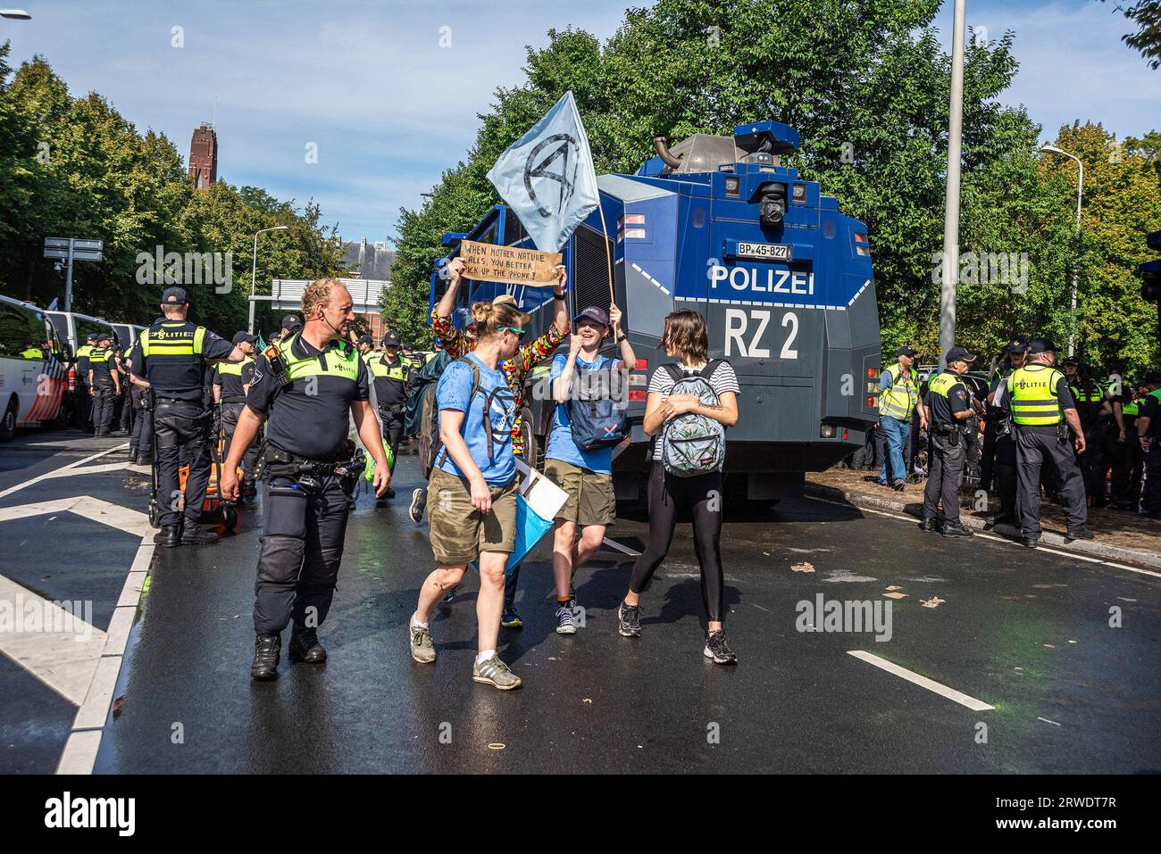 Den Haag, Niederlande. September 2023. Einige der 650 Aktivisten der friedlichen Ausrottungsrevolte, die später freigelassen wurden, wurden während der Demonstration gesehen. Die Extinction Rebellion organisierte am achten Tag in Folge eine Blockade auf der Autobahn A12 in den Haag, trotz eines Verbots der Gemeinde. Die A12-Blockade begann um zwölf Uhr mittags und endete zwei Stunden später. Am ersten Tag der Veranstaltung, letzten Samstag, sahen Tausende von Klimaaktivisten. Die Nummer war heute Nachmittag deutlich geringer. Einige hundert Demonstranten teilten sich in mehrere Gruppen entlang der Utrechtsebaan auf. Fast so schnell wie möglich Stockfoto
