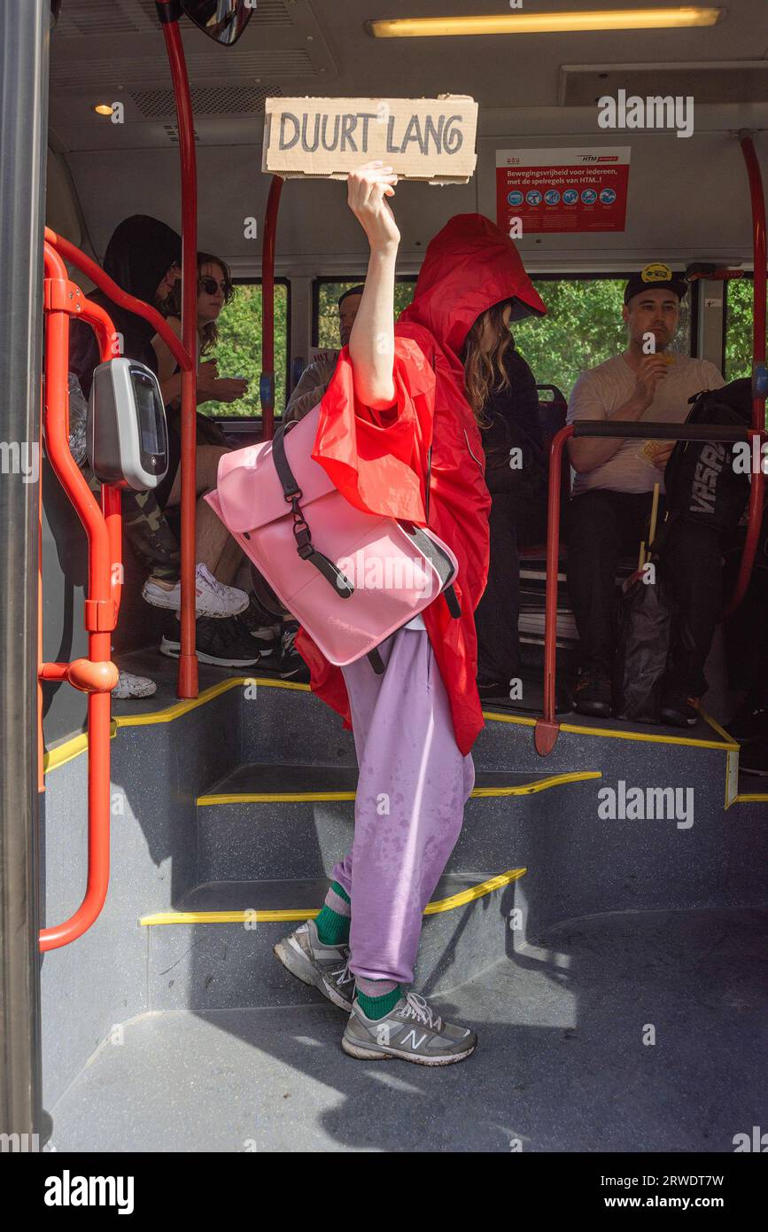 Den Haag, Niederlande. September 2023. Die internationale niederländische Schauspielerin Carice van Houtan aus der amerikanischen Fantasy-Fernsehserie Game of Thrones hält während der A12-Blockade-Demo ein Plakat. Die Extinction Rebellion organisierte am achten Tag in Folge eine Blockade auf der Autobahn A12 in den Haag, trotz eines Verbots der Gemeinde. Die A12-Blockade begann um zwölf Uhr mittags und endete zwei Stunden später. Am ersten Tag der Veranstaltung, letzten Samstag, sahen Tausende von Klimaaktivisten. Die Nummer war heute Nachmittag deutlich geringer. Einige hundert Demonstranten teilten sich in mehrere Stockfoto