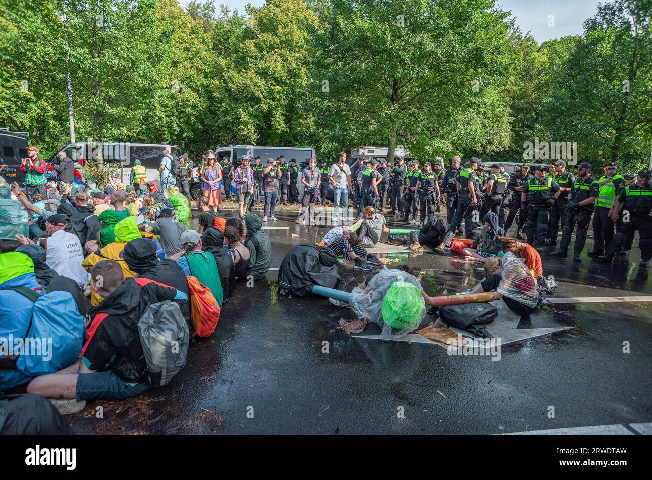 Den Haag, Niederlande. September 2023. Einige der 650 Aktivisten der friedlichen Ausrottungsrevolte, die später freigelassen wurden, wurden während der Demonstration gesehen. Die Extinction Rebellion organisierte am achten Tag in Folge eine Blockade auf der Autobahn A12 in den Haag, trotz eines Verbots der Gemeinde. Die A12-Blockade begann um zwölf Uhr mittags und endete zwei Stunden später. Am ersten Tag der Veranstaltung, letzten Samstag, sahen Tausende von Klimaaktivisten. Die Nummer war heute Nachmittag deutlich geringer. Einige hundert Demonstranten teilten sich in mehrere Gruppen entlang der Utrechtsebaan auf. Fast so schnell wie möglich Stockfoto