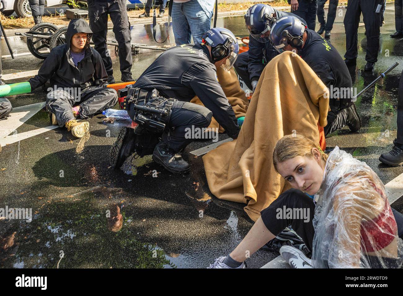 Den Haag, Niederlande. September 2023. Aktivist, der an ein Rohr geklebt ist, wartet darauf, von der Polizei während der friedlichen Ausrottungsdemonstration am achten Tag entfernt zu werden. Die Extinction Rebellion organisierte am achten Tag in Folge eine Blockade auf der Autobahn A12 in den Haag, trotz eines Verbots der Gemeinde. Die A12-Blockade begann um zwölf Uhr mittags und endete zwei Stunden später. Am ersten Tag der Veranstaltung, letzten Samstag, sahen Tausende von Klimaaktivisten. Die Nummer war heute Nachmittag deutlich geringer. Einige hundert Demonstranten teilten sich in mehrere Gruppen entlang der Utrechtsebaan auf. Fast ein Stockfoto
