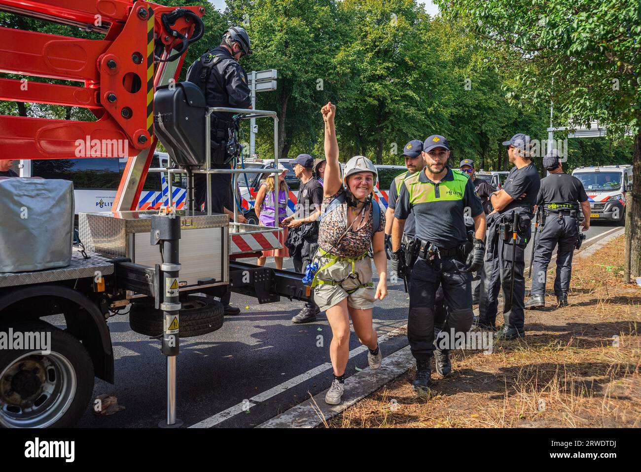 Den Haag, Niederlande. September 2023. Eine junge Aktivistin, die kürzlich von einem Kirschpflücker aus einem Baum entfernt wurde und eine von 650 friedlichen Aktivisten der AusrottungsRebellion war, die verhaftet und später freigelassen wurden, wie sie während der Demonstration der 8. AusrottungsRebellion gesehen wurden. Die Extinction Rebellion organisierte am achten Tag in Folge eine Blockade auf der Autobahn A12 in den Haag, trotz eines Verbots der Gemeinde. Die A12-Blockade begann um zwölf Uhr mittags und endete zwei Stunden später. Am ersten Tag der Veranstaltung, letzten Samstag, sahen Tausende von Klimaaktivisten. Die Zahl war weit weniger Stockfoto