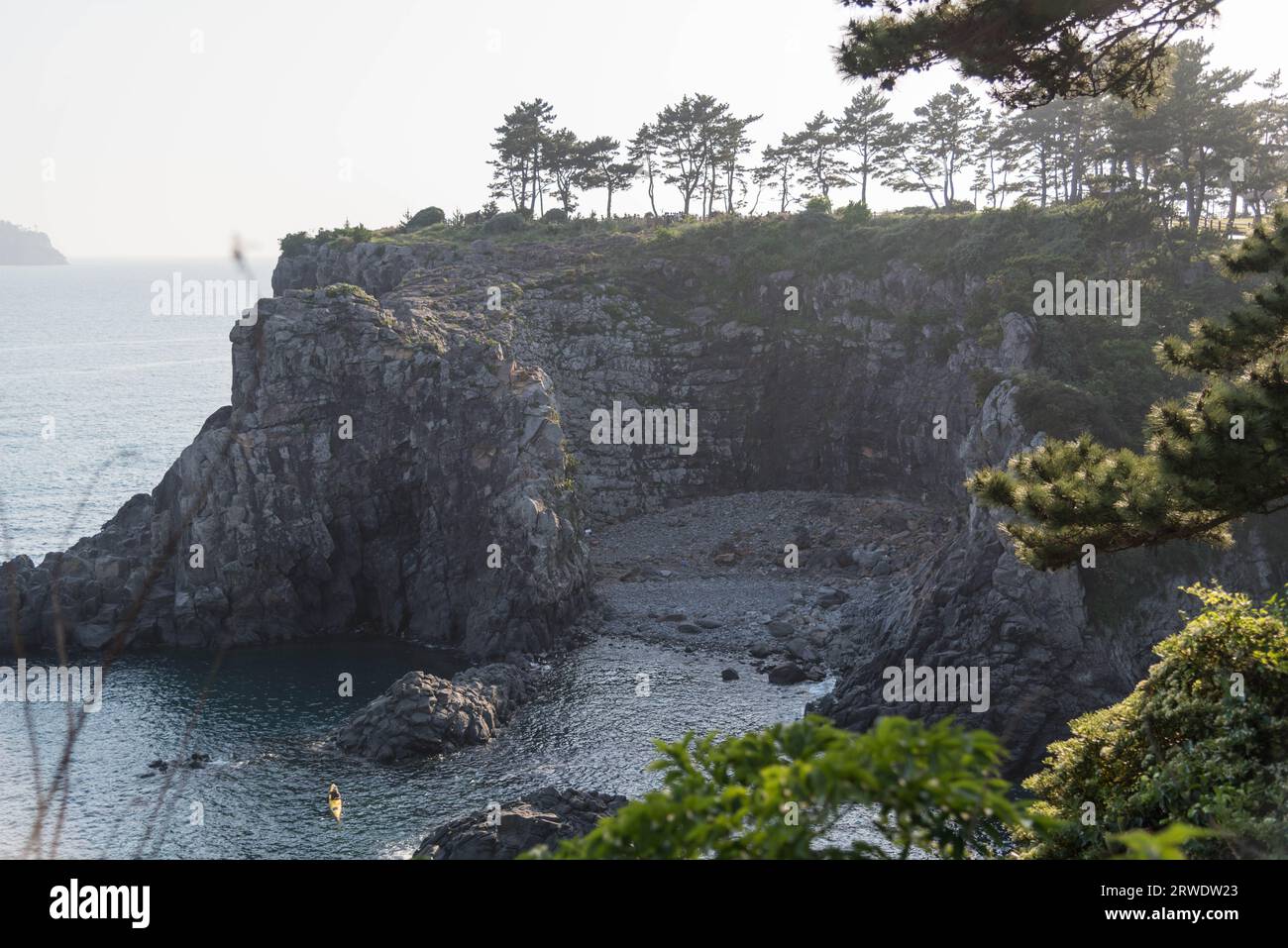 Oedolegae Rock, was „einsamer Felsen“ bedeutet, eine der Attraktionen auf Jeju Island, Südkorea. Stockfoto