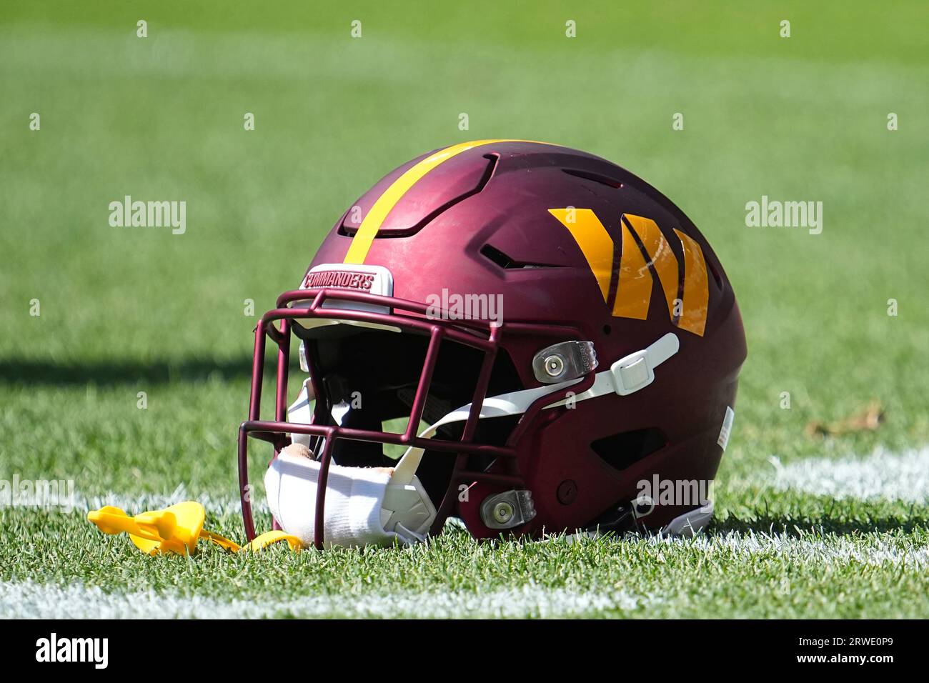 A general picture of a Washington Commanders helmet against the Denver Broncos of an NFL football game Sunday September 17, 2023, in Denver. (AP Photo/Bart Young) Stockfoto