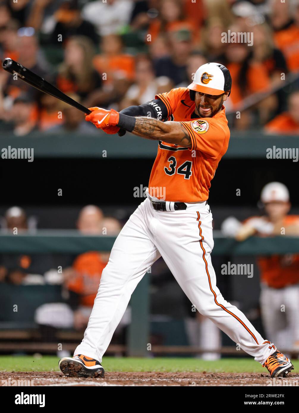 Baltimore Orioles Right Fielder Aaron Hicks (34) tritt am 16. September 2023 im Oriole Park at Camden Yards in Baltimore, MD (Alyssa Howell/Image of Sport) mit dem Feld in Kontakt Stockfoto