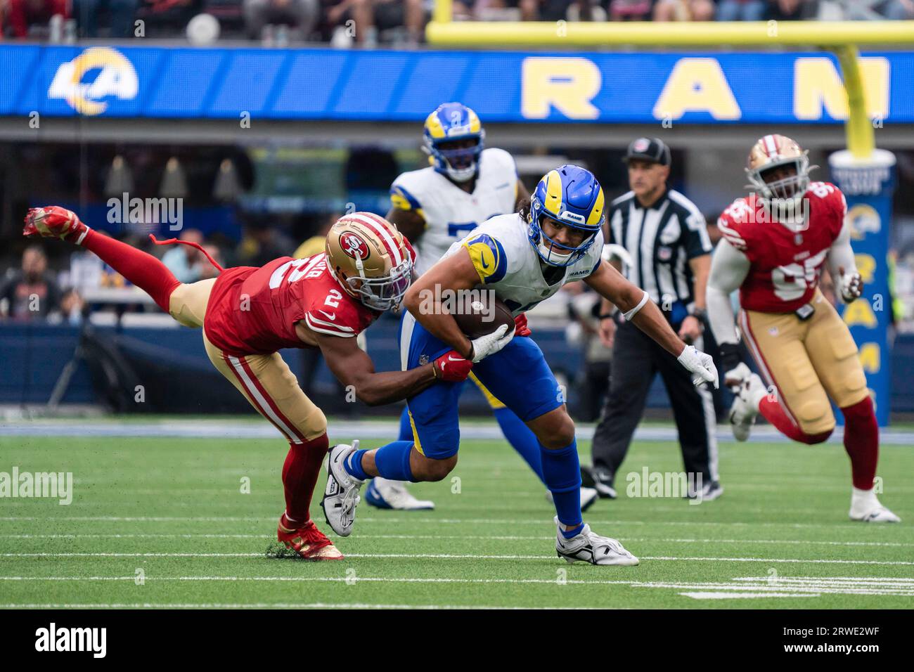 Der Los Angeles Rams Wide Receiver Puka Nacua (17) versucht dem San Francisco 49ers Cornerback Deommodore Lenoir (2) während eines NFL-Spiels, Su, zu entkommen Stockfoto