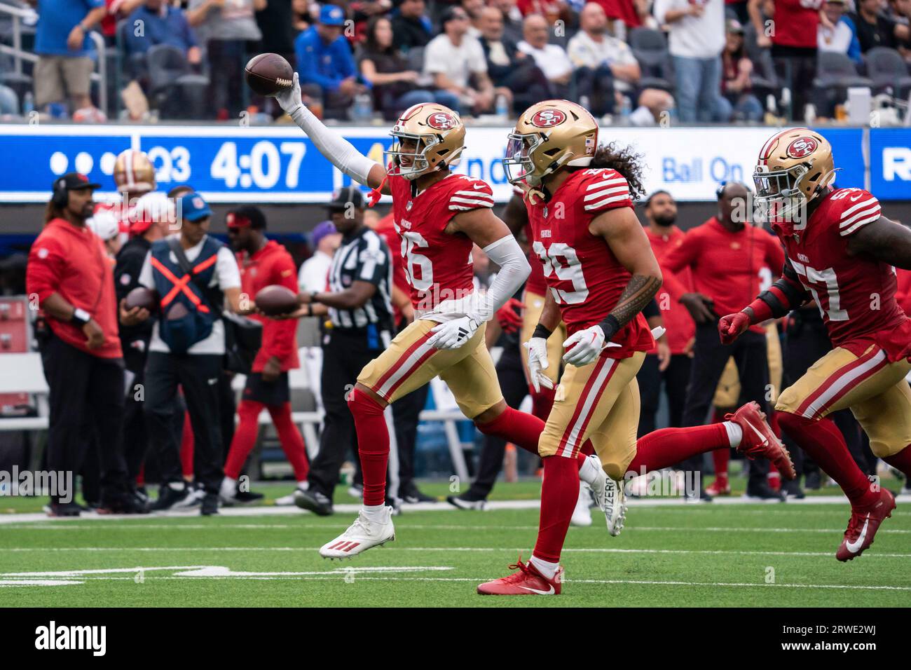 San Francisco 49ers Cornerback Isaiah Oliver (26) feiert ein Abfangen während eines NFL-Spiels gegen die Los Angeles Rams am Sonntag, den 17. September 202 Stockfoto