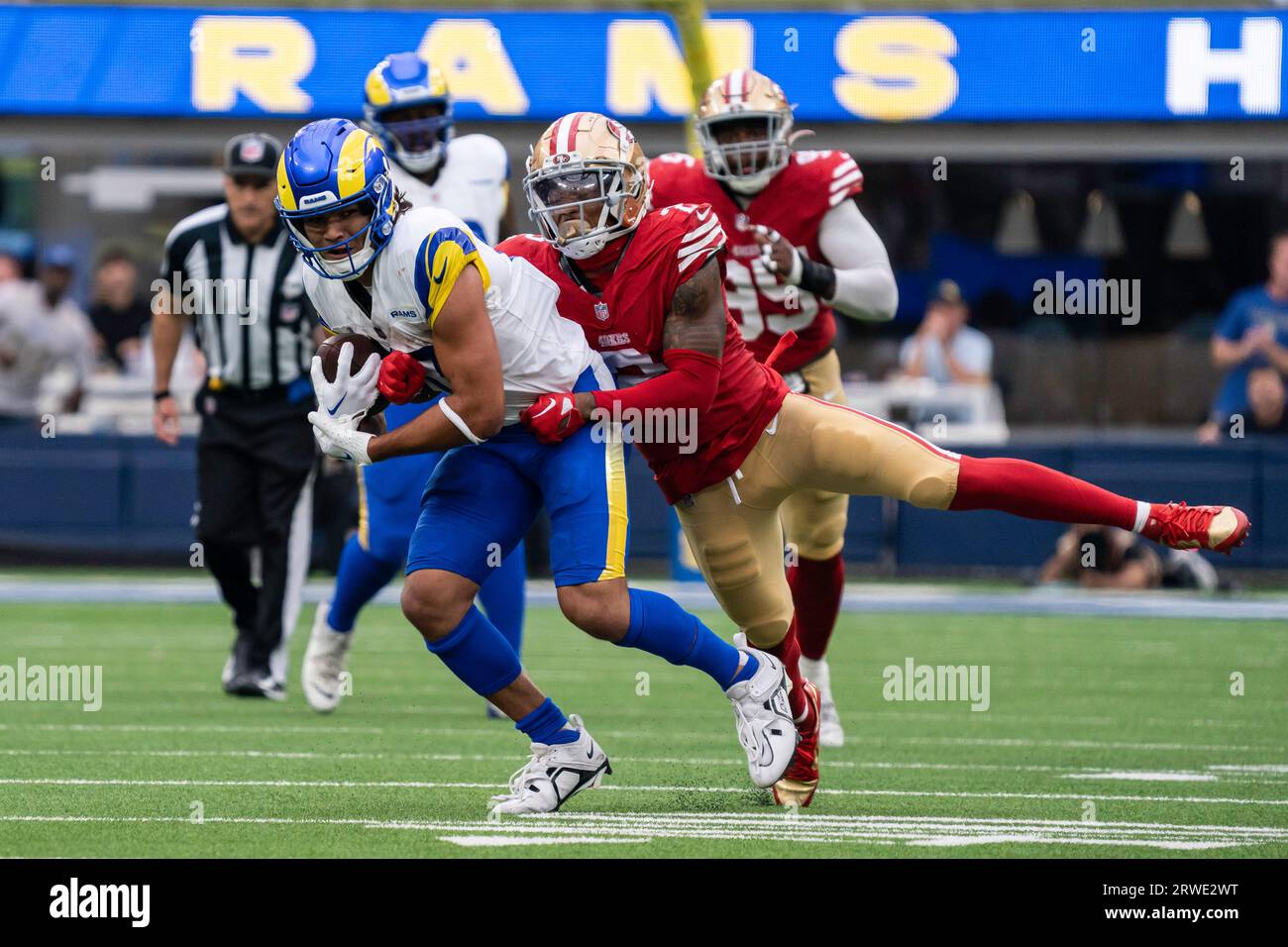 Der Los Angeles Rams Wide Receiver Puka Nacua (17) versucht dem San Francisco 49ers Cornerback Deommodore Lenoir (2) während eines NFL-Spiels, Su, zu entkommen Stockfoto