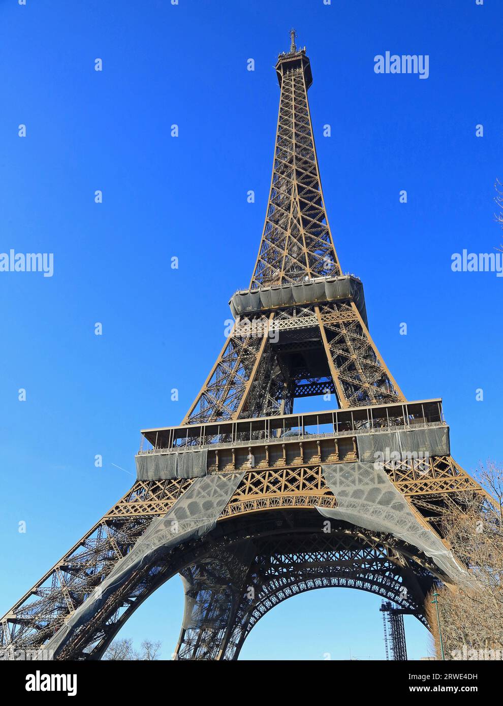 Eiffelturm vertikal - Paris, Frankreich Stockfoto