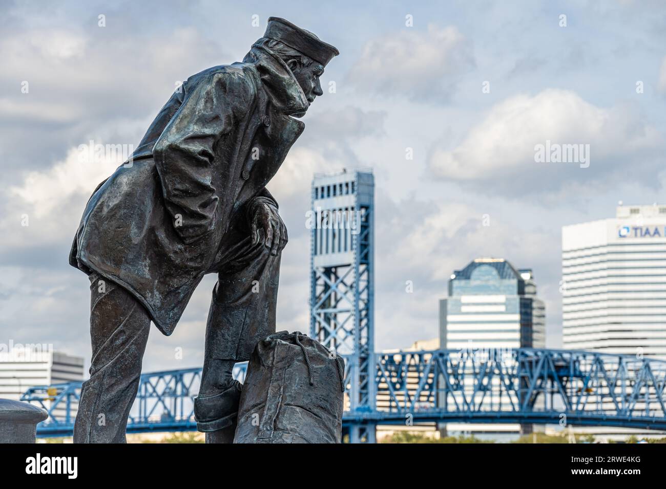 Die Statue des Lone Sailor auf dem Southbank Riverwalk entlang der St. Johns River im Stadtzentrum von Jacksonville, Florida. (USA) Stockfoto