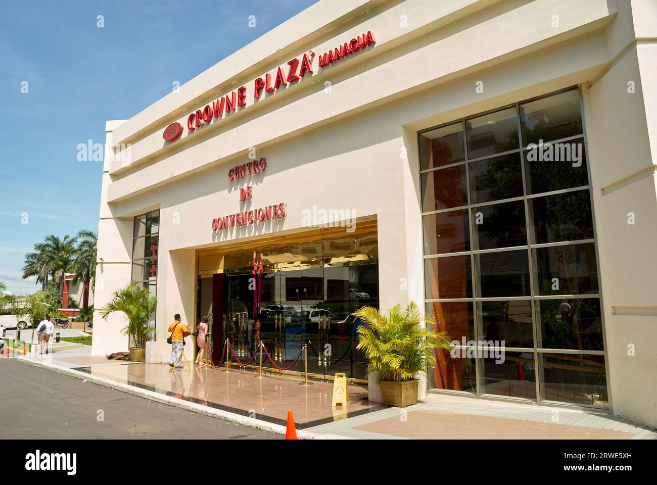 Eintritt zum Kongresszentrum im Crowne Plaza Hotel in Managua, Nicaragua, Mittelamerika Stockfoto