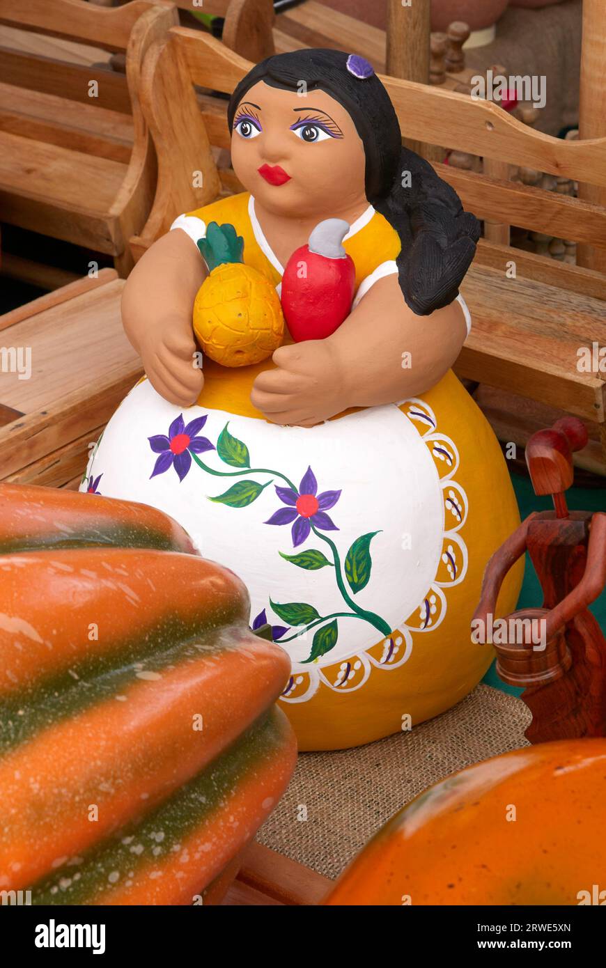 Keramikfigur einer Frau Obst und Gemüse, Managua, Nicaragua, Mittelamerika Stockfoto