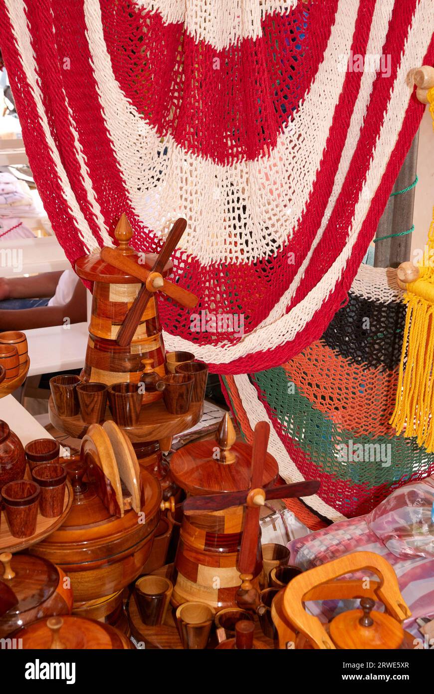 Nahaufnahme von nicaraguanischem Holzhandwerk und Hängematte, Managua, Nicaragua, Mittelamerika Stockfoto
