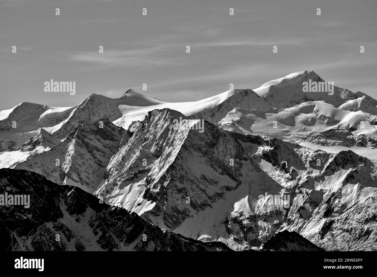 Der Großvenediger mit Gletscher im Nationalpark hohe Tauern im Herbst mit Neuschnee, schwarz-weiß, Salzburger Land, Tirol, Österreich Stockfoto