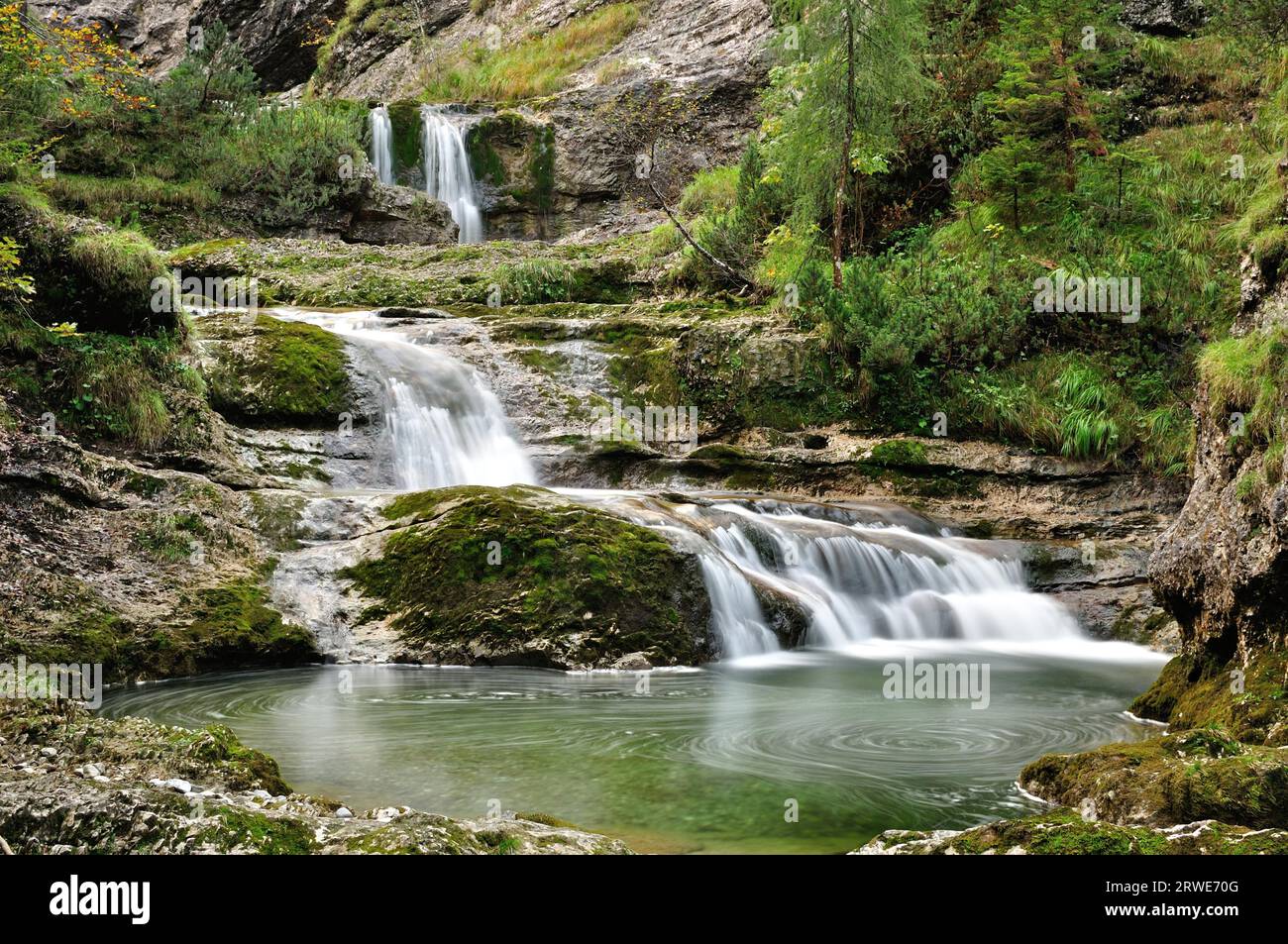 Der Fischbach mit Wasserfällen, Gebirgsbach bei Heutal in Unken, Langzeitbelichtung, Salzburger Land, Österreich Stockfoto