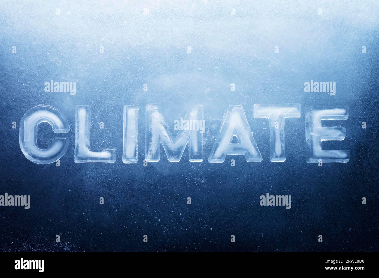 Wort Klima aus echten Eisbuchstaben auf Eishintergrund Stockfoto