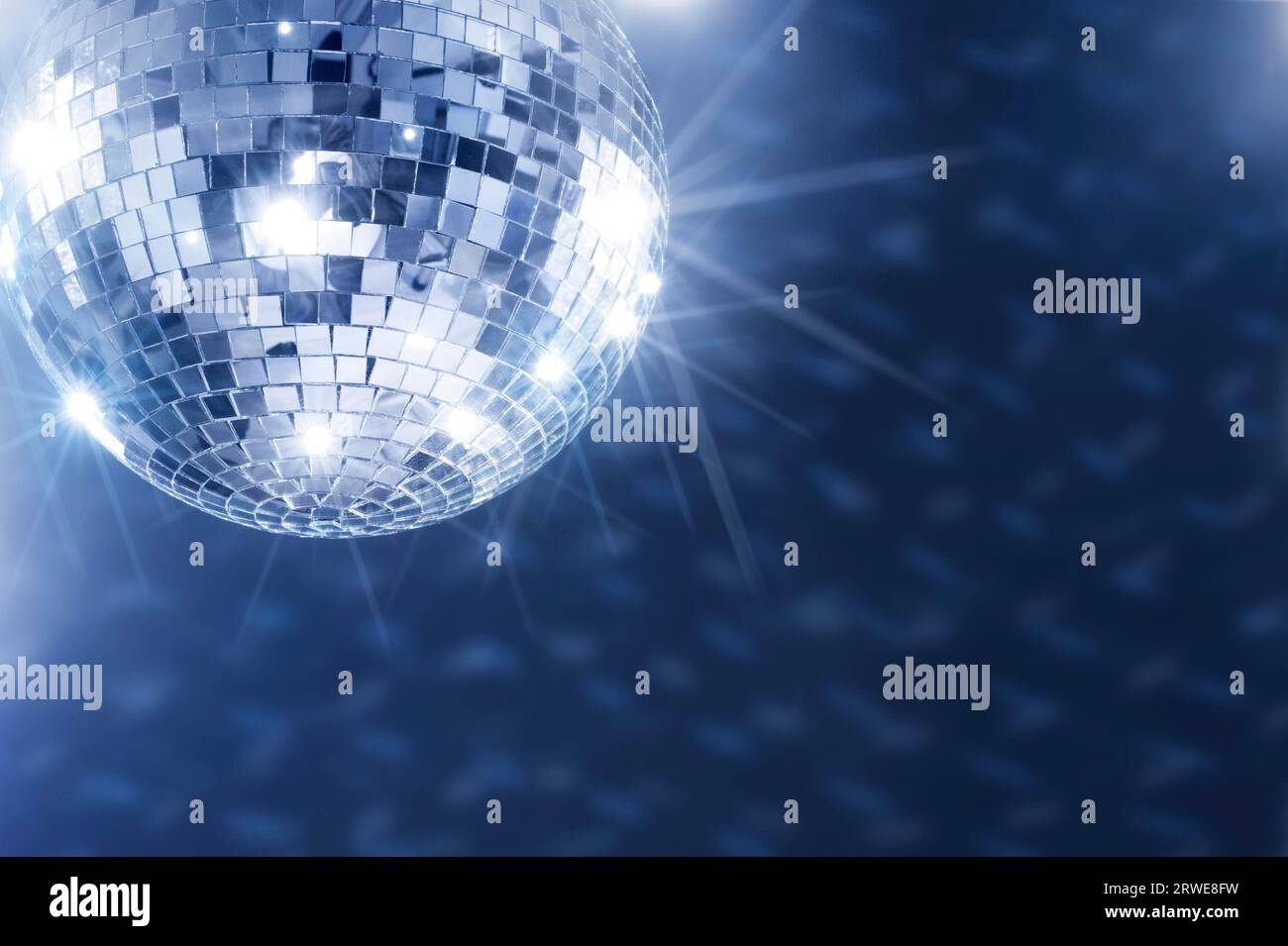 Night Club - Disco Kugel an der Decke Stockfotografie - Alamy